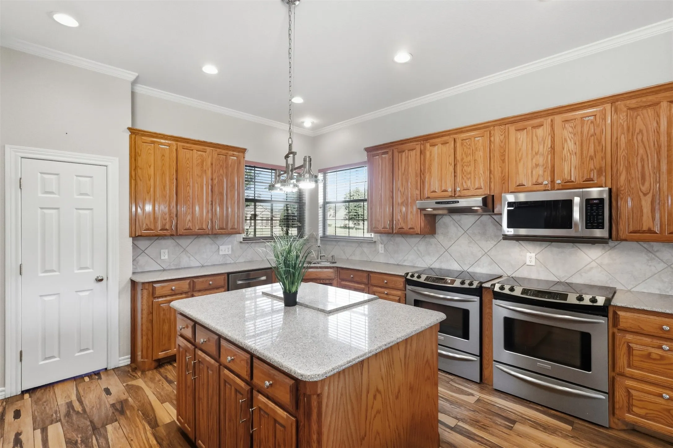 Single Family Residence For Sale in Tarrant County , 1013 Telford Trail, Crowley, Texas 76036, 4 Bedroom, 4 Bathroom, 3 Garage spaces, 4,000 Sqft, built in 2006, mls#21402000, Real Estate Agent in Crowley, Homes For Sale in Tarrant county, Homes For Sale in Crowley, Realtor in Crowley Texas, Real Estate Brokerage Independent Realty Texas, Luminita Cordes Realtor