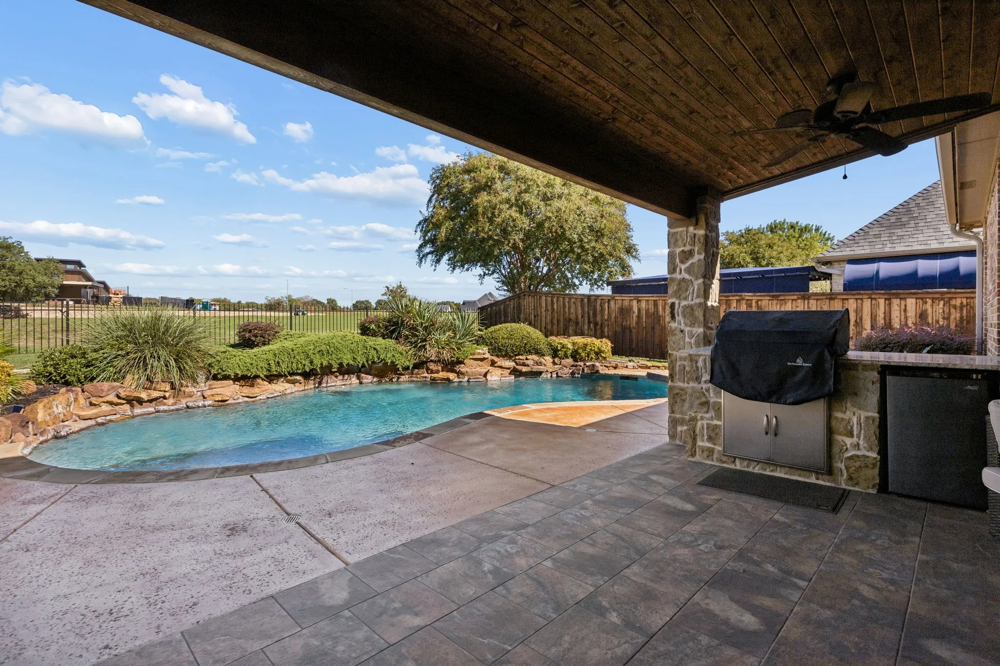 Single Family Residence For Sale in Tarrant County , 837 Thomas Crossing Drive, Fort Worth, Texas 76028, 4 Bedroom, 3 Bathroom, 3 Garage spaces, 3,185 Sqft, built in 2005, mls#21402077, Real Estate Agent in Fort Worth, Homes For Sale in Tarrant county, Homes For Sale in Fort Worth, Realtor in Fort Worth Texas, Real Estate Brokerage Independent Realty Texas, Luminita Cordes Realtor