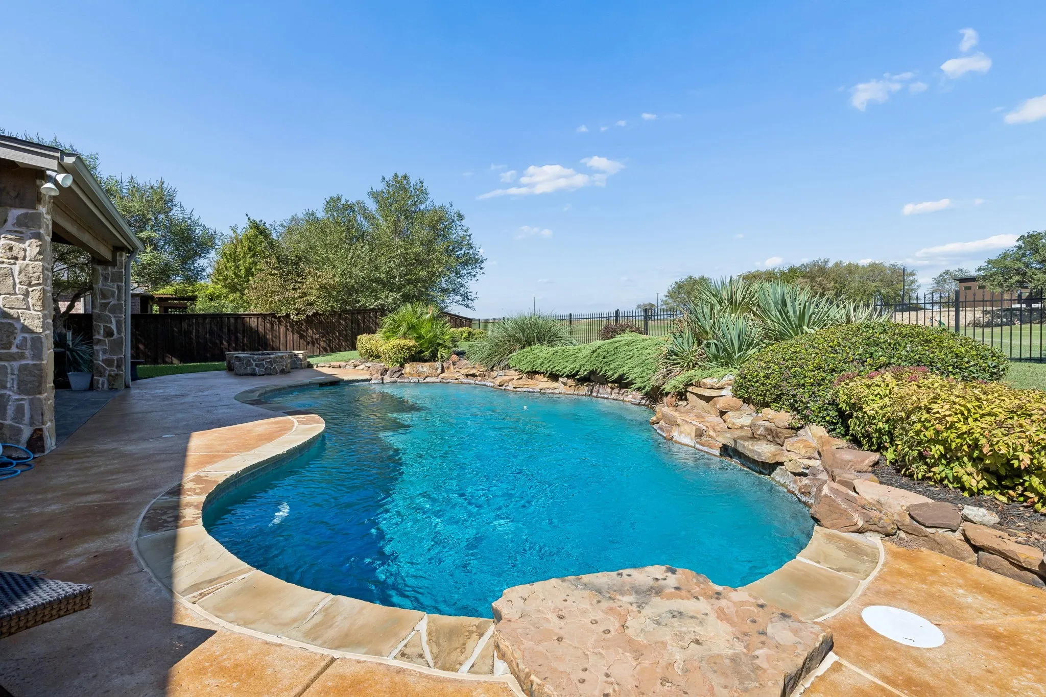 Single Family Residence For Sale in Tarrant County , 837 Thomas Crossing Drive, Fort Worth, Texas 76028, 4 Bedroom, 3 Bathroom, 3 Garage spaces, 3,185 Sqft, built in 2005, mls#21402077, Real Estate Agent in Fort Worth, Homes For Sale in Tarrant county, Homes For Sale in Fort Worth, Realtor in Fort Worth Texas, Real Estate Brokerage Independent Realty Texas, Luminita Cordes Realtor