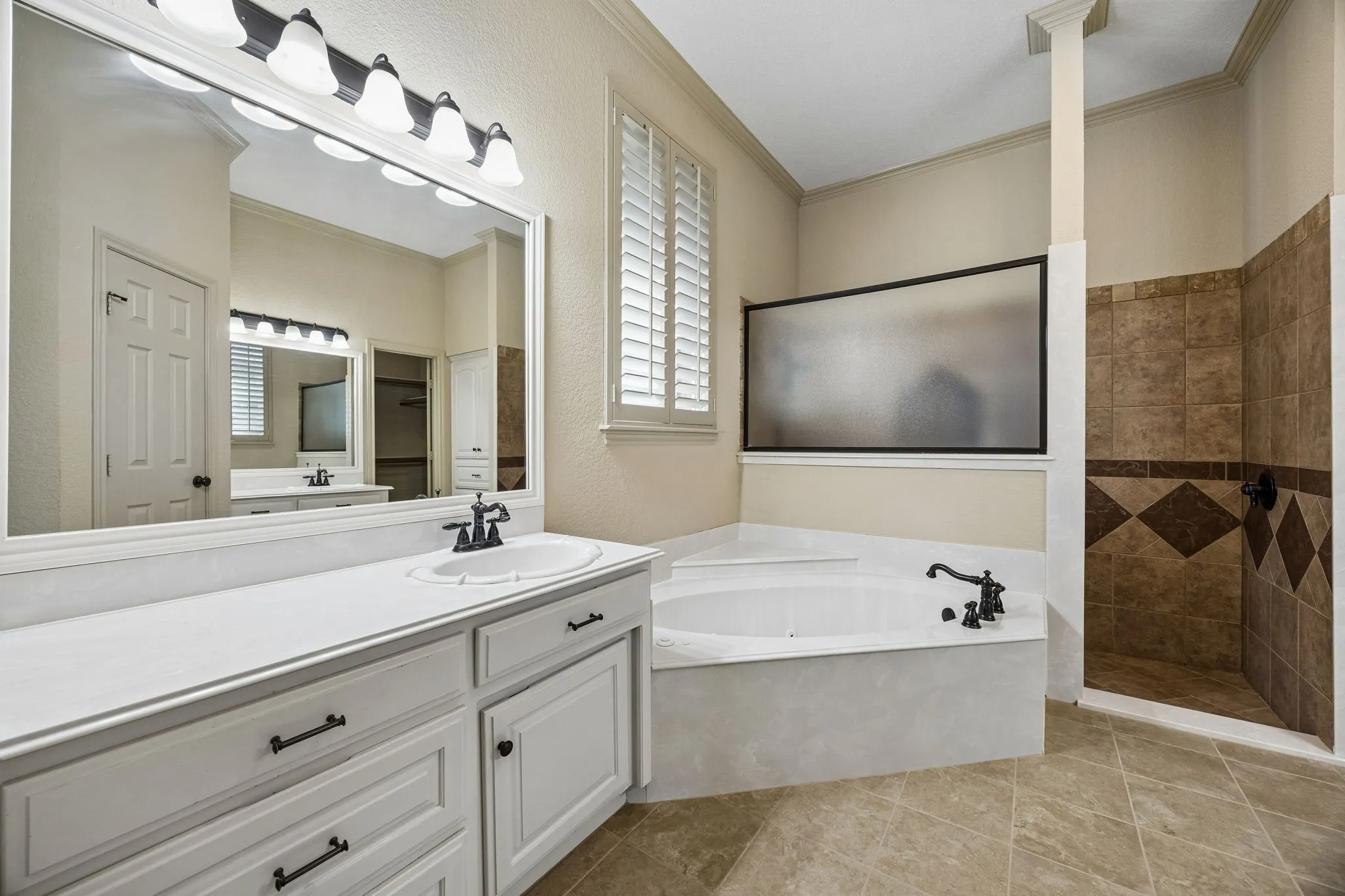 Single Family Residence For Sale in Tarrant County , 837 Thomas Crossing Drive, Fort Worth, Texas 76028, 4 Bedroom, 3 Bathroom, 3 Garage spaces, 3,185 Sqft, built in 2005, mls#21402077, Real Estate Agent in Fort Worth, Homes For Sale in Tarrant county, Homes For Sale in Fort Worth, Realtor in Fort Worth Texas, Real Estate Brokerage Independent Realty Texas, Luminita Cordes Realtor