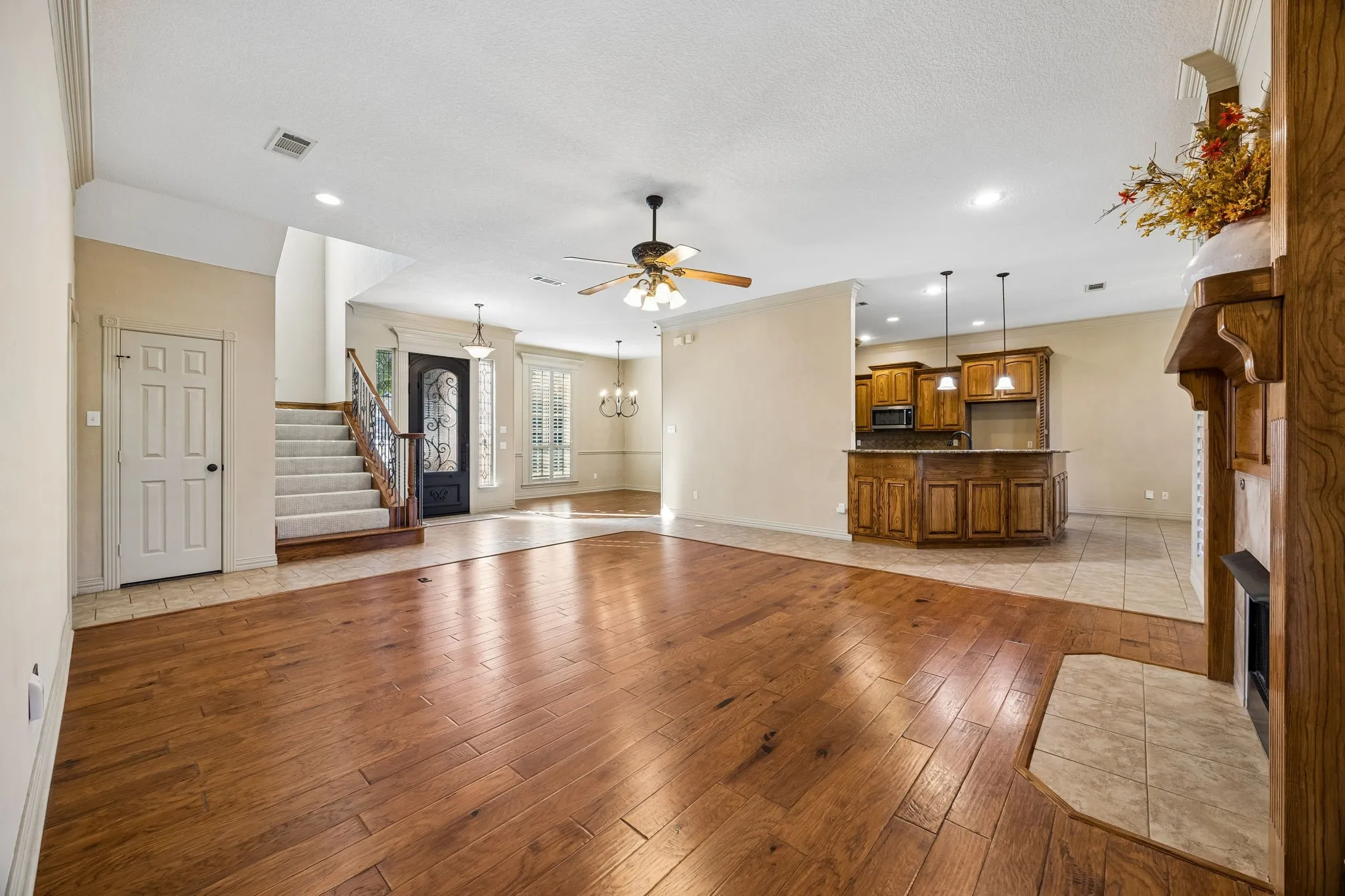 Single Family Residence For Sale in Tarrant County , 837 Thomas Crossing Drive, Fort Worth, Texas 76028, 4 Bedroom, 3 Bathroom, 3 Garage spaces, 3,185 Sqft, built in 2005, mls#21402077, Real Estate Agent in Fort Worth, Homes For Sale in Tarrant county, Homes For Sale in Fort Worth, Realtor in Fort Worth Texas, Real Estate Brokerage Independent Realty Texas, Luminita Cordes Realtor