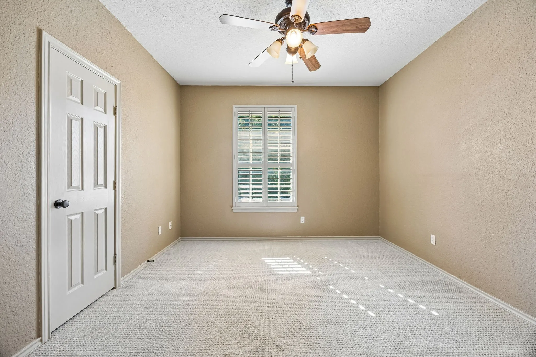 Single Family Residence For Sale in Tarrant County , 837 Thomas Crossing Drive, Fort Worth, Texas 76028, 4 Bedroom, 3 Bathroom, 3 Garage spaces, 3,185 Sqft, built in 2005, mls#21402077, Real Estate Agent in Fort Worth, Homes For Sale in Tarrant county, Homes For Sale in Fort Worth, Realtor in Fort Worth Texas, Real Estate Brokerage Independent Realty Texas, Luminita Cordes Realtor