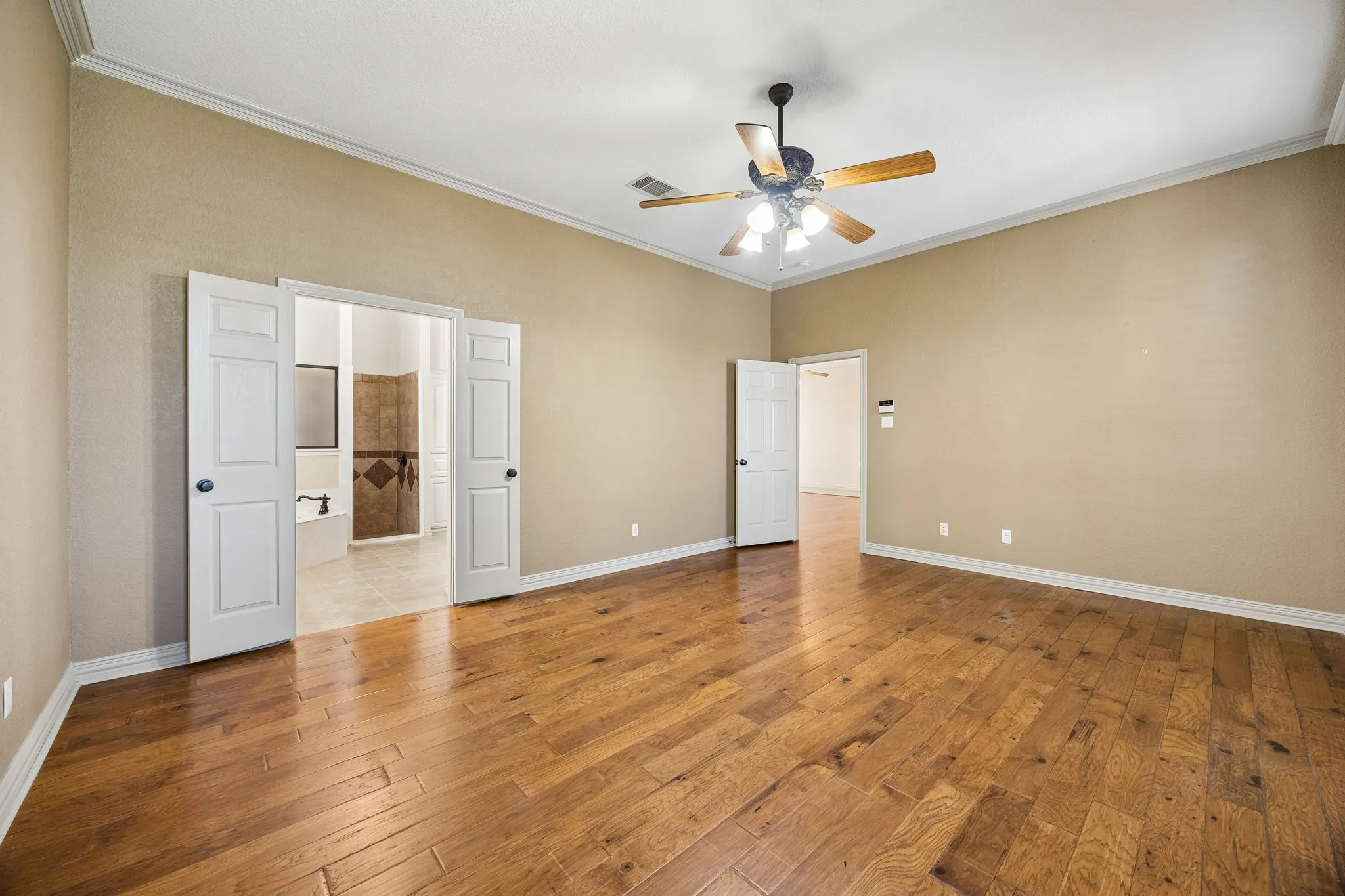 Single Family Residence For Sale in Tarrant County , 837 Thomas Crossing Drive, Fort Worth, Texas 76028, 4 Bedroom, 3 Bathroom, 3 Garage spaces, 3,185 Sqft, built in 2005, mls#21402077, Real Estate Agent in Fort Worth, Homes For Sale in Tarrant county, Homes For Sale in Fort Worth, Realtor in Fort Worth Texas, Real Estate Brokerage Independent Realty Texas, Luminita Cordes Realtor