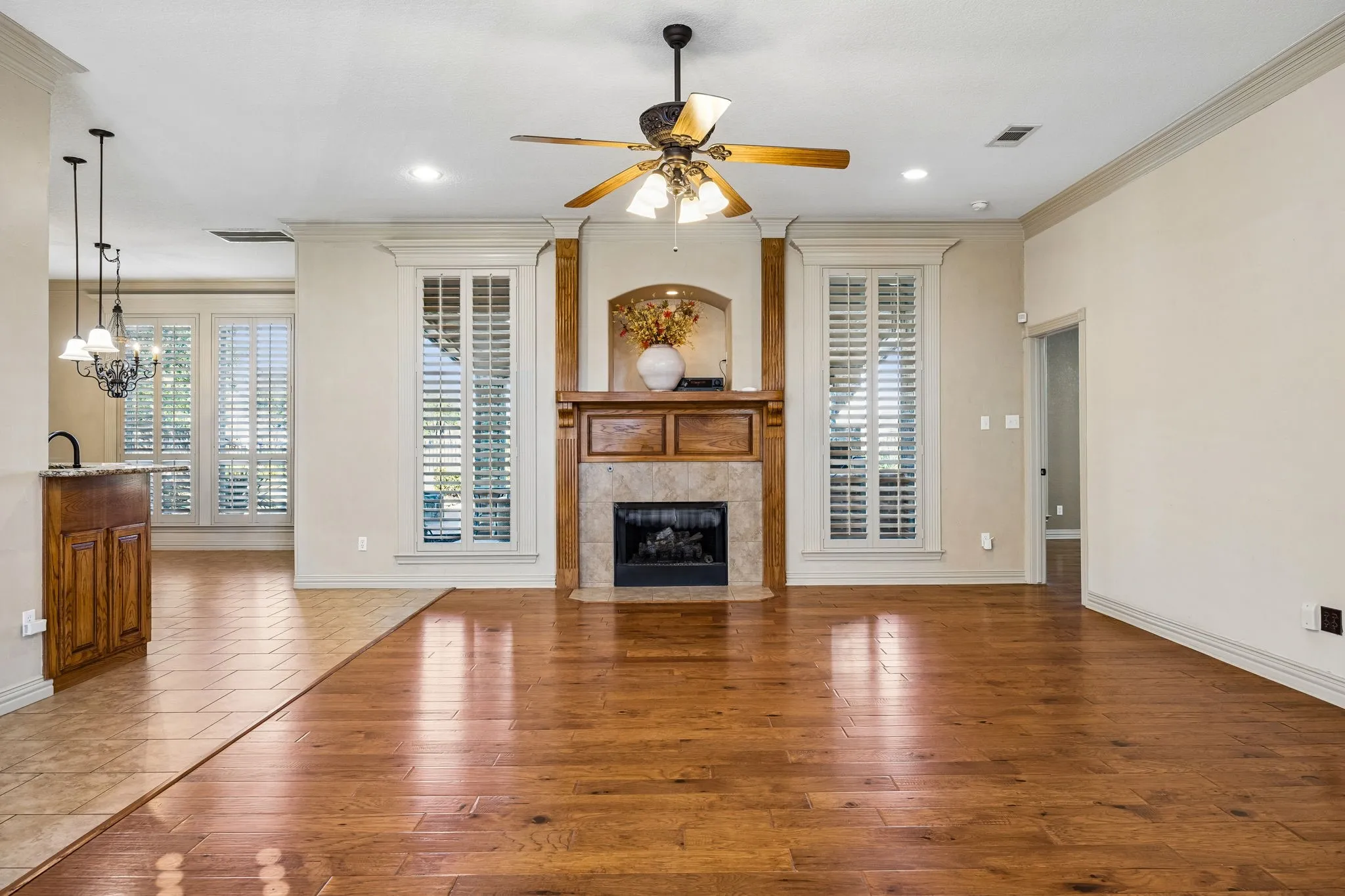 Single Family Residence For Sale in Tarrant County , 837 Thomas Crossing Drive, Fort Worth, Texas 76028, 4 Bedroom, 3 Bathroom, 3 Garage spaces, 3,185 Sqft, built in 2005, mls#21402077, Real Estate Agent in Fort Worth, Homes For Sale in Tarrant county, Homes For Sale in Fort Worth, Realtor in Fort Worth Texas, Real Estate Brokerage Independent Realty Texas, Luminita Cordes Realtor
