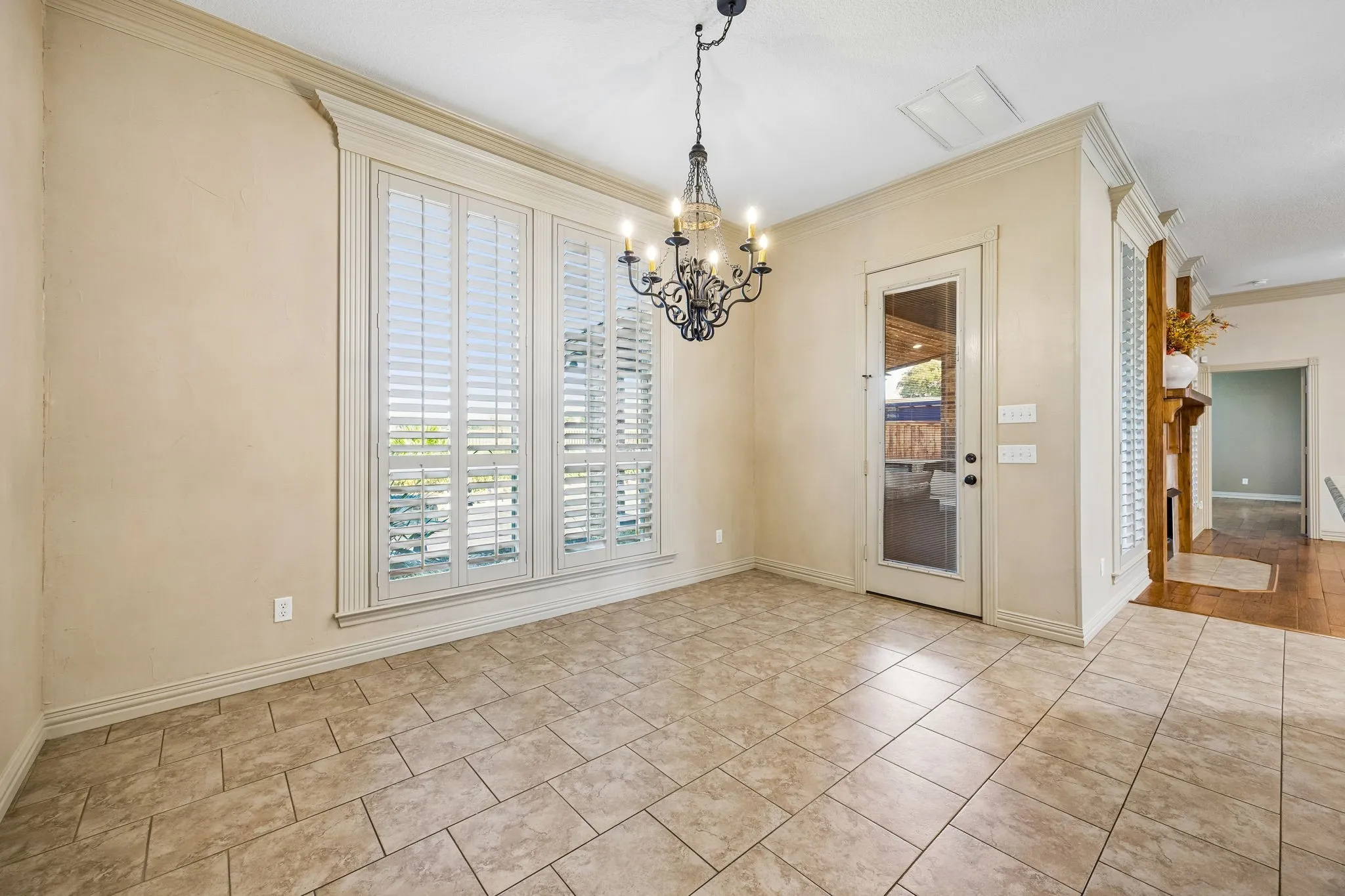Single Family Residence For Sale in Tarrant County , 837 Thomas Crossing Drive, Fort Worth, Texas 76028, 4 Bedroom, 3 Bathroom, 3 Garage spaces, 3,185 Sqft, built in 2005, mls#21402077, Real Estate Agent in Fort Worth, Homes For Sale in Tarrant county, Homes For Sale in Fort Worth, Realtor in Fort Worth Texas, Real Estate Brokerage Independent Realty Texas, Luminita Cordes Realtor