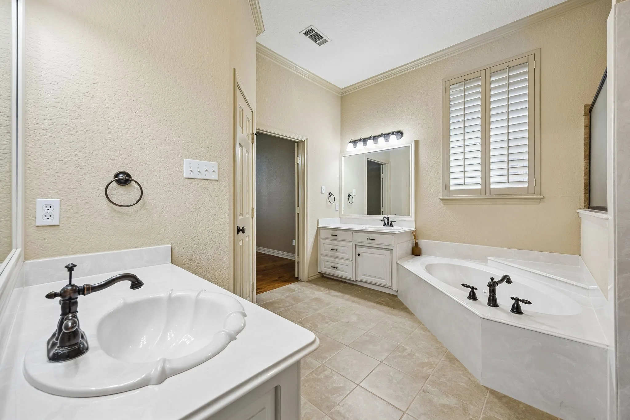 Single Family Residence For Sale in Tarrant County , 837 Thomas Crossing Drive, Fort Worth, Texas 76028, 4 Bedroom, 3 Bathroom, 3 Garage spaces, 3,185 Sqft, built in 2005, mls#21402077, Real Estate Agent in Fort Worth, Homes For Sale in Tarrant county, Homes For Sale in Fort Worth, Realtor in Fort Worth Texas, Real Estate Brokerage Independent Realty Texas, Luminita Cordes Realtor
