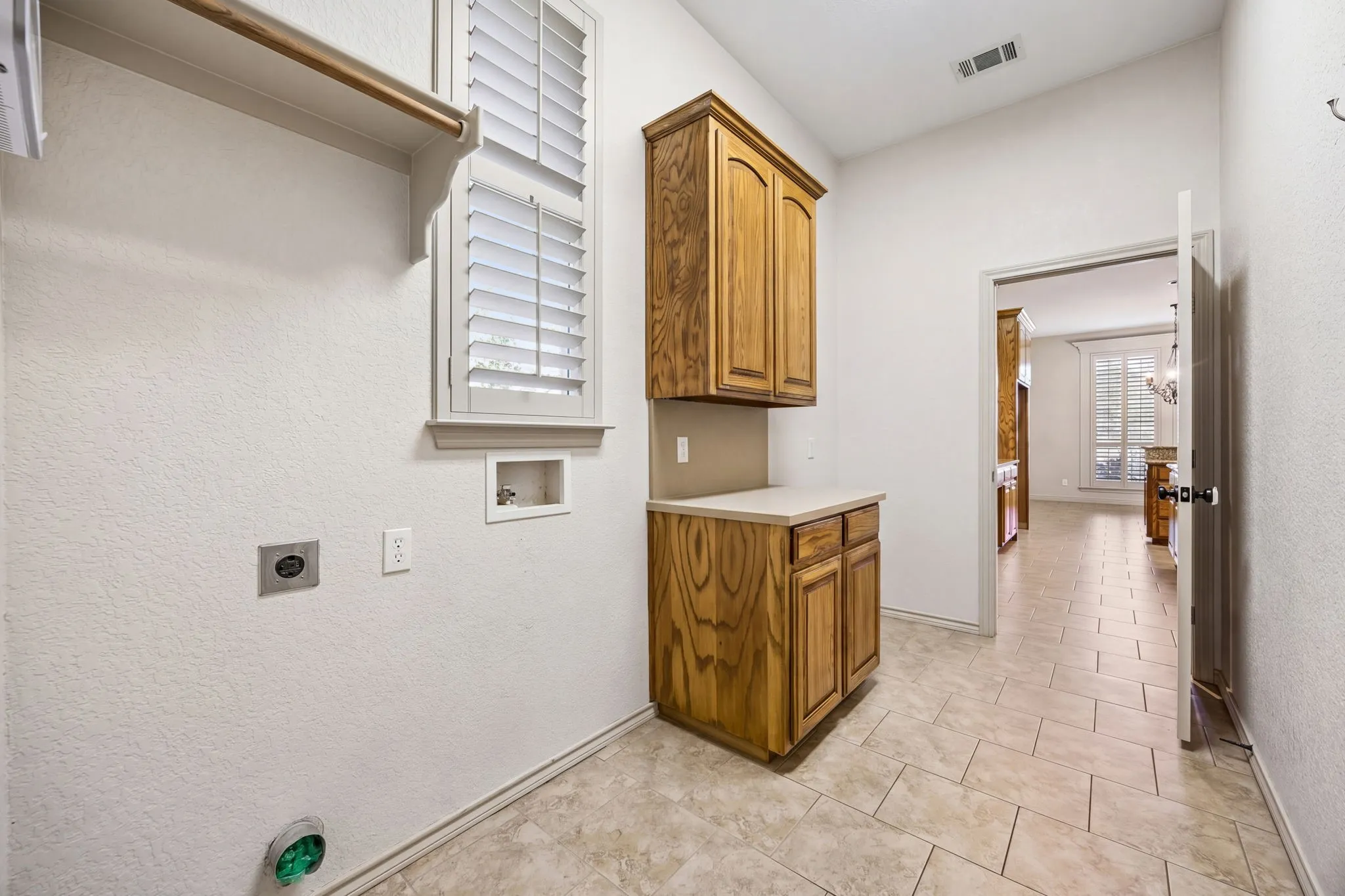 Single Family Residence For Sale in Tarrant County , 837 Thomas Crossing Drive, Fort Worth, Texas 76028, 4 Bedroom, 3 Bathroom, 3 Garage spaces, 3,185 Sqft, built in 2005, mls#21402077, Real Estate Agent in Fort Worth, Homes For Sale in Tarrant county, Homes For Sale in Fort Worth, Realtor in Fort Worth Texas, Real Estate Brokerage Independent Realty Texas, Luminita Cordes Realtor