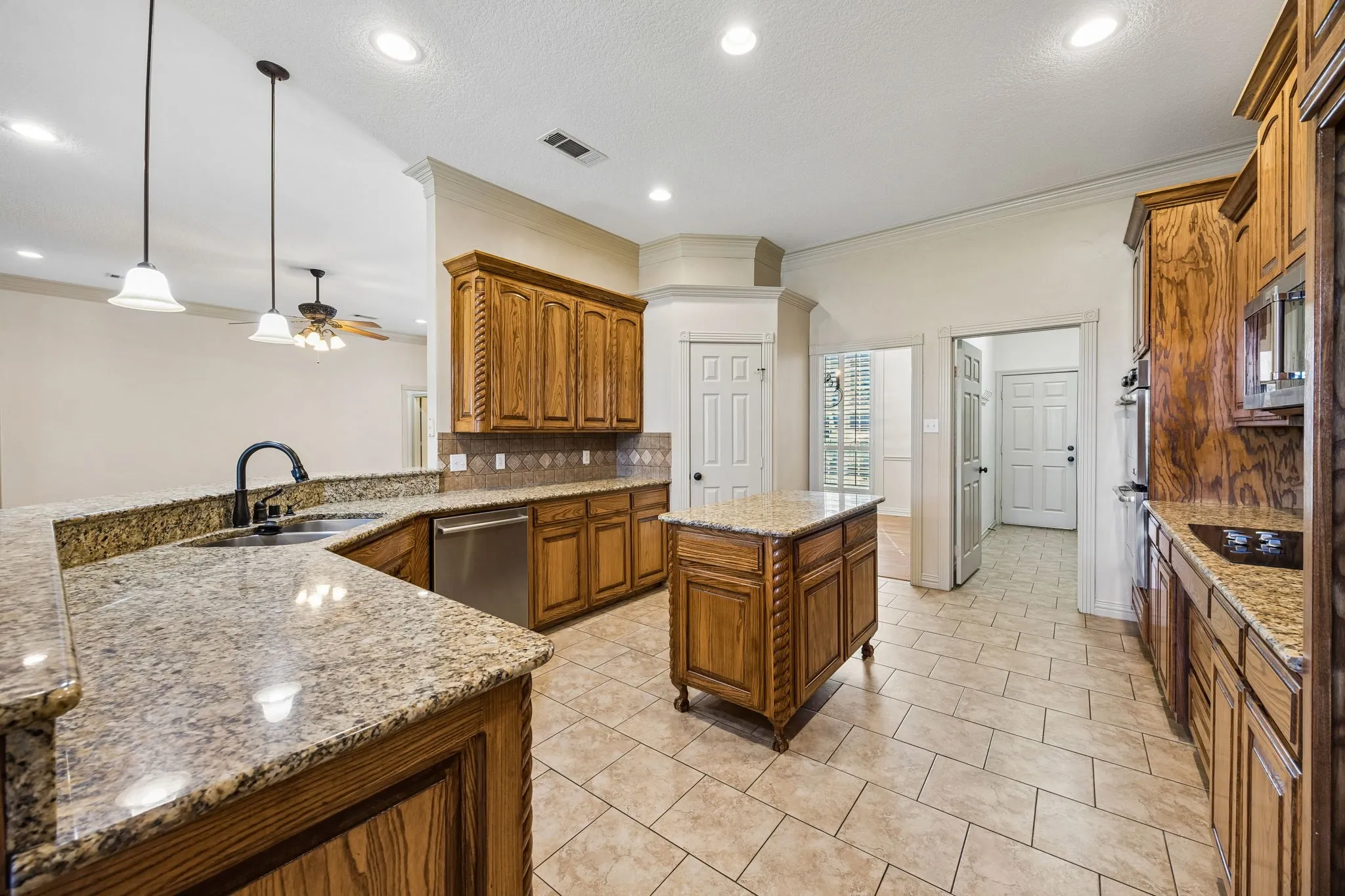 Single Family Residence For Sale in Tarrant County , 837 Thomas Crossing Drive, Fort Worth, Texas 76028, 4 Bedroom, 3 Bathroom, 3 Garage spaces, 3,185 Sqft, built in 2005, mls#21402077, Real Estate Agent in Fort Worth, Homes For Sale in Tarrant county, Homes For Sale in Fort Worth, Realtor in Fort Worth Texas, Real Estate Brokerage Independent Realty Texas, Luminita Cordes Realtor