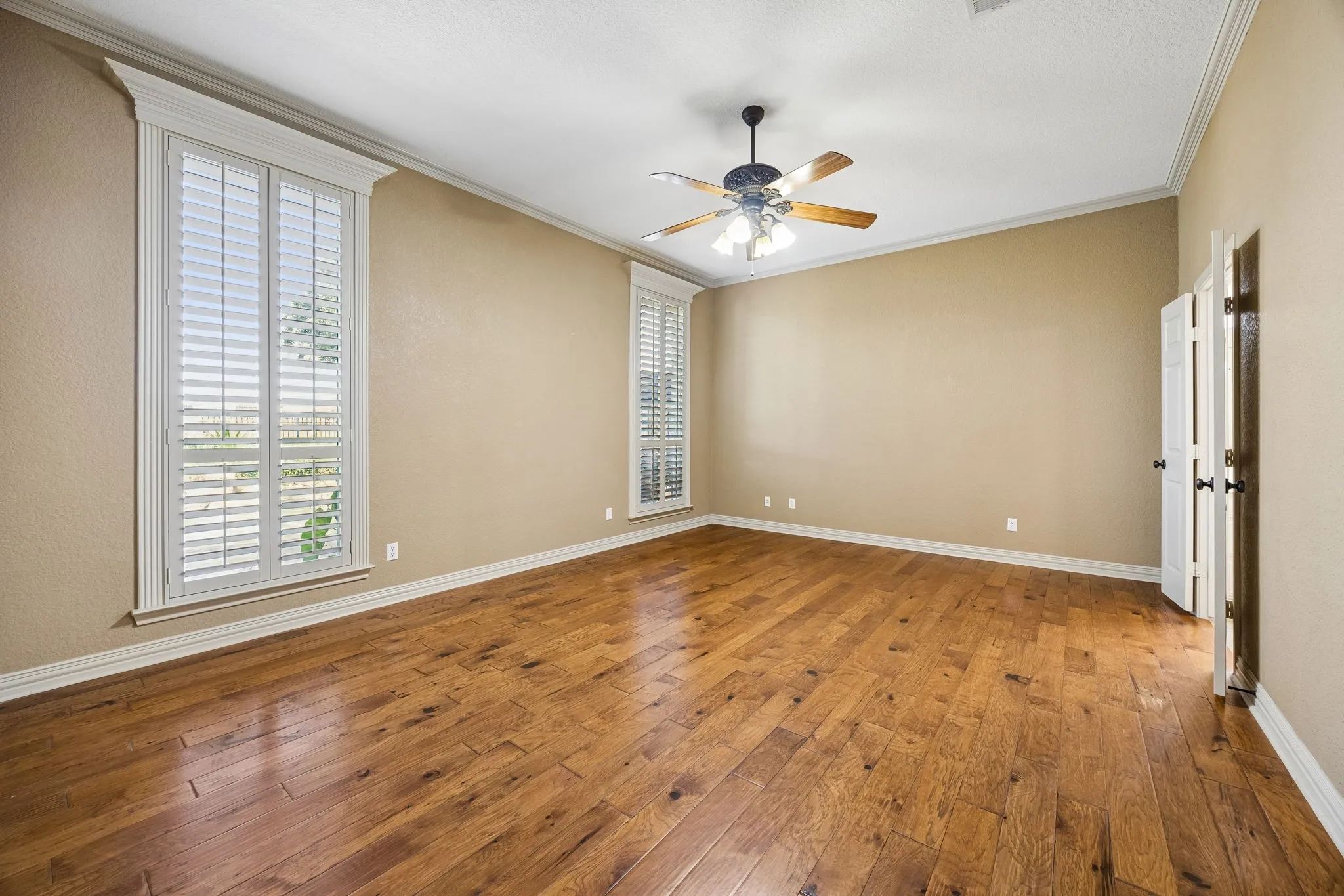 Single Family Residence For Sale in Tarrant County , 837 Thomas Crossing Drive, Fort Worth, Texas 76028, 4 Bedroom, 3 Bathroom, 3 Garage spaces, 3,185 Sqft, built in 2005, mls#21402077, Real Estate Agent in Fort Worth, Homes For Sale in Tarrant county, Homes For Sale in Fort Worth, Realtor in Fort Worth Texas, Real Estate Brokerage Independent Realty Texas, Luminita Cordes Realtor