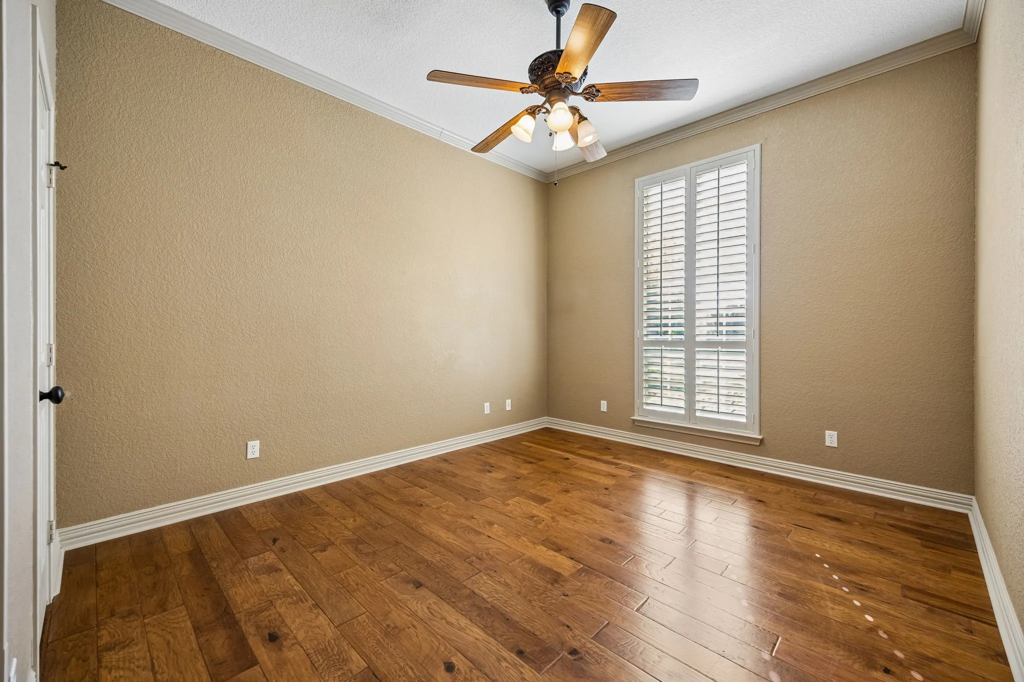 Single Family Residence For Sale in Tarrant County , 837 Thomas Crossing Drive, Fort Worth, Texas 76028, 4 Bedroom, 3 Bathroom, 3 Garage spaces, 3,185 Sqft, built in 2005, mls#21402077, Real Estate Agent in Fort Worth, Homes For Sale in Tarrant county, Homes For Sale in Fort Worth, Realtor in Fort Worth Texas, Real Estate Brokerage Independent Realty Texas, Luminita Cordes Realtor