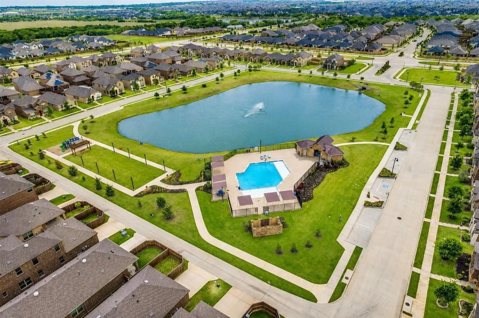 Single Family Residence For Sale in Collin County , 1529 Bennington Lane, Celina, Texas 75009, 3 Bedroom, 2 Bathroom, 2 Garage spaces, 1,532 Sqft, built in 2020, mls#21403815, Real Estate Agent in Celina, Homes For Sale in Collin county, Homes For Sale in Celina, Realtor in Celina Texas, Real Estate Brokerage Independent Realty Texas, Luminita Cordes Realtor