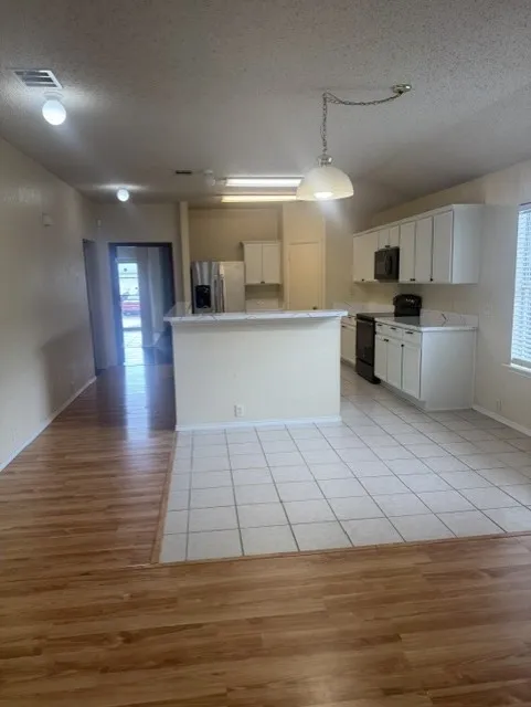 Single Family Residence For Rent in Tarrant County , 1403 Eveningcrest Court, Arlington, Texas 76002, 4 Bedroom, 2 Bathroom, 2 Garage spaces, 2,126 Sqft, built in 2000, mls#21404035, Real Estate Agent in Arlington, Homes For Rent in Tarrant county, Homes For Rent in Arlington, Realtor in Arlington Texas, Real Estate Brokerage Independent Realty Texas, Luminita Cordes Realtor
