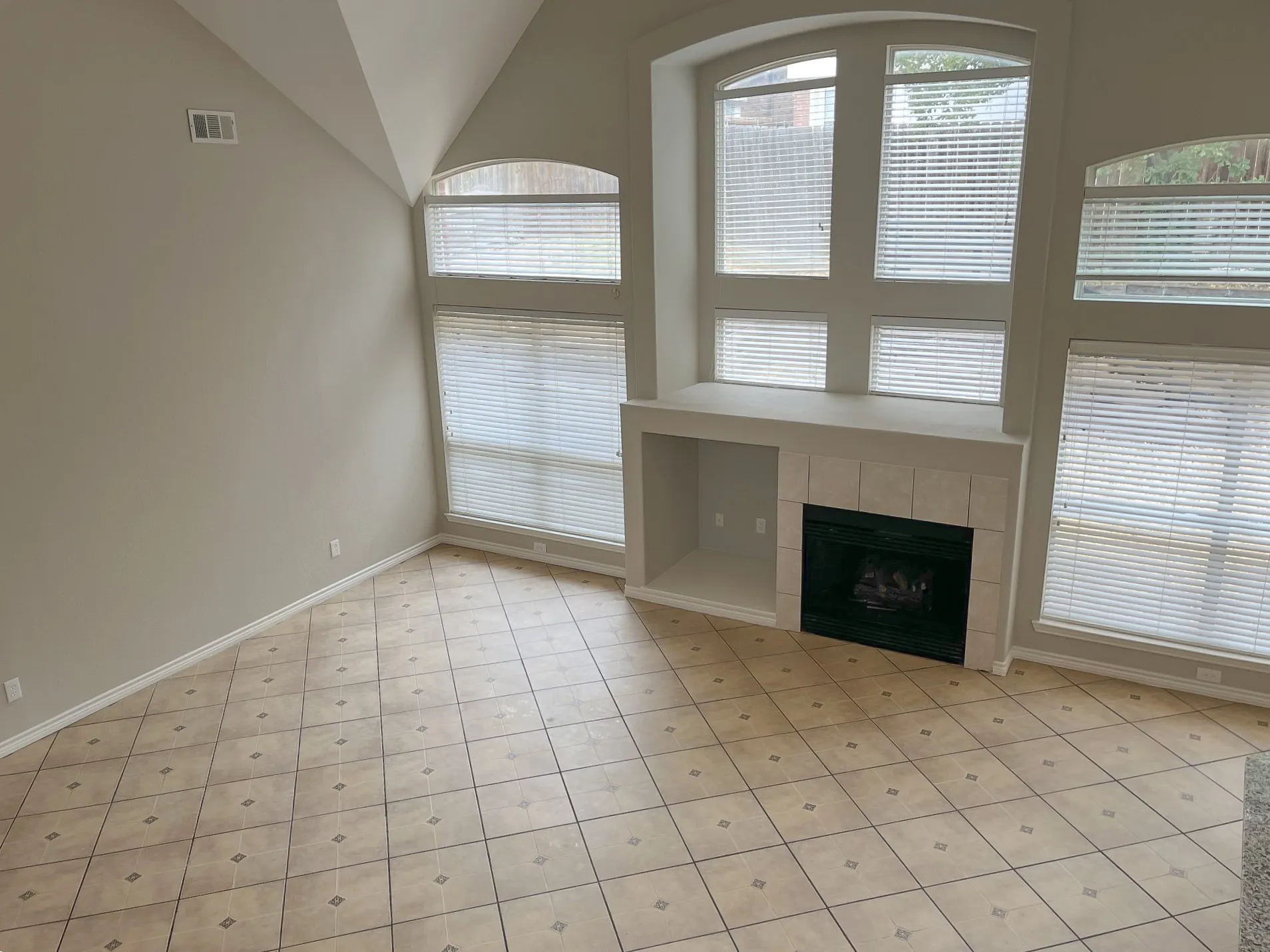 Single Family Residence For Sale in Denton County , 1617 Buena Vista Drive, Denton, Texas 76210, 4 Bedroom, 4 Bathroom, 3 Garage spaces, 3,692 Sqft, built in 2000, mls#21405221, Real Estate Agent in Denton, Homes For Sale in Denton county, Homes For Sale in Denton, Realtor in Denton Texas, Real Estate Brokerage Independent Realty Texas, Luminita Cordes Realtor
