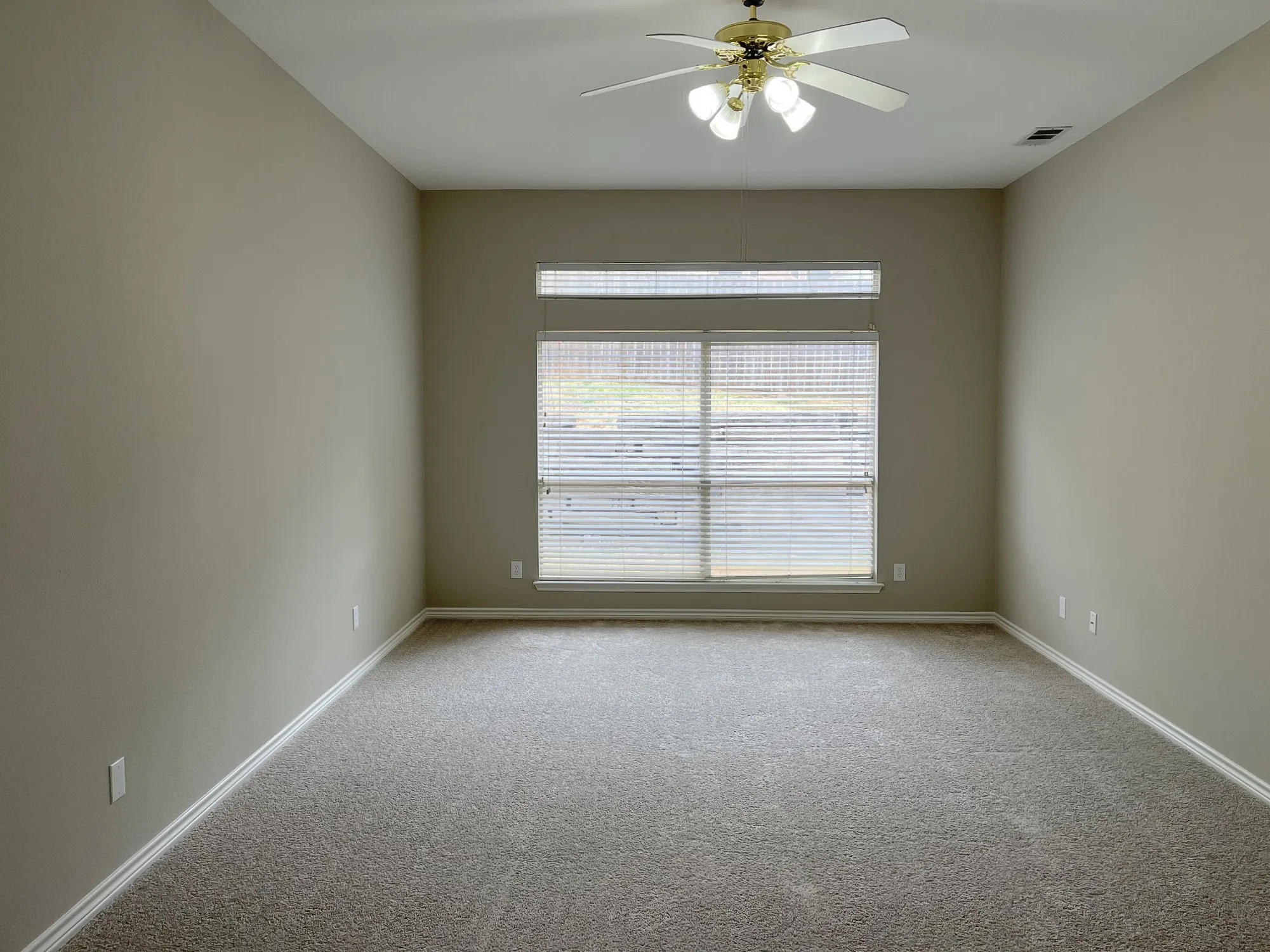 Single Family Residence For Sale in Denton County , 1617 Buena Vista Drive, Denton, Texas 76210, 4 Bedroom, 4 Bathroom, 3 Garage spaces, 3,692 Sqft, built in 2000, mls#21405221, Real Estate Agent in Denton, Homes For Sale in Denton county, Homes For Sale in Denton, Realtor in Denton Texas, Real Estate Brokerage Independent Realty Texas, Luminita Cordes Realtor