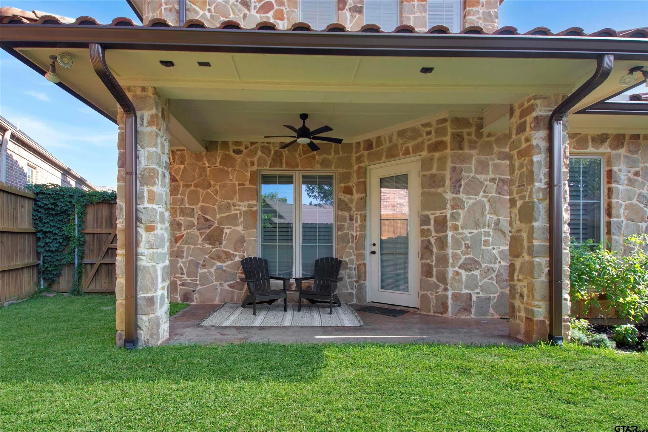 Single Family Residence For Sale in Smith County , 7130 Holly Square Ct., Tyler, Texas 75703, 3 Bedroom, 3 Bathroom, 2 Garage spaces, 2,589 Sqft, built in 2009, mls#21405230, Real Estate Agent in Tyler, Homes For Sale in Smith county, Homes For Sale in Tyler, Realtor in Tyler Texas, Real Estate Brokerage Independent Realty Texas, Luminita Cordes Realtor