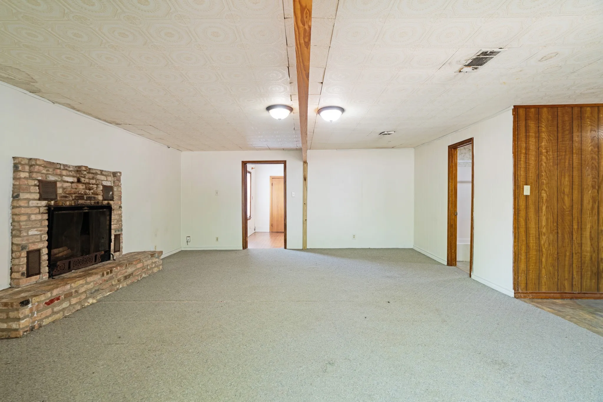 Single Family Residence For Sale in Lamar County , 1363 Pine Bluff Street, Paris, Texas 75460, 3 Bedroom, 2 Bathroom, 2 Garage spaces, 2,230 Sqft, built in 1950, mls#21405232, Real Estate Agent in Paris, Homes For Sale in Lamar county, Homes For Sale in Paris, Realtor in Paris Texas, Real Estate Brokerage Independent Realty Texas, Luminita Cordes Realtor
