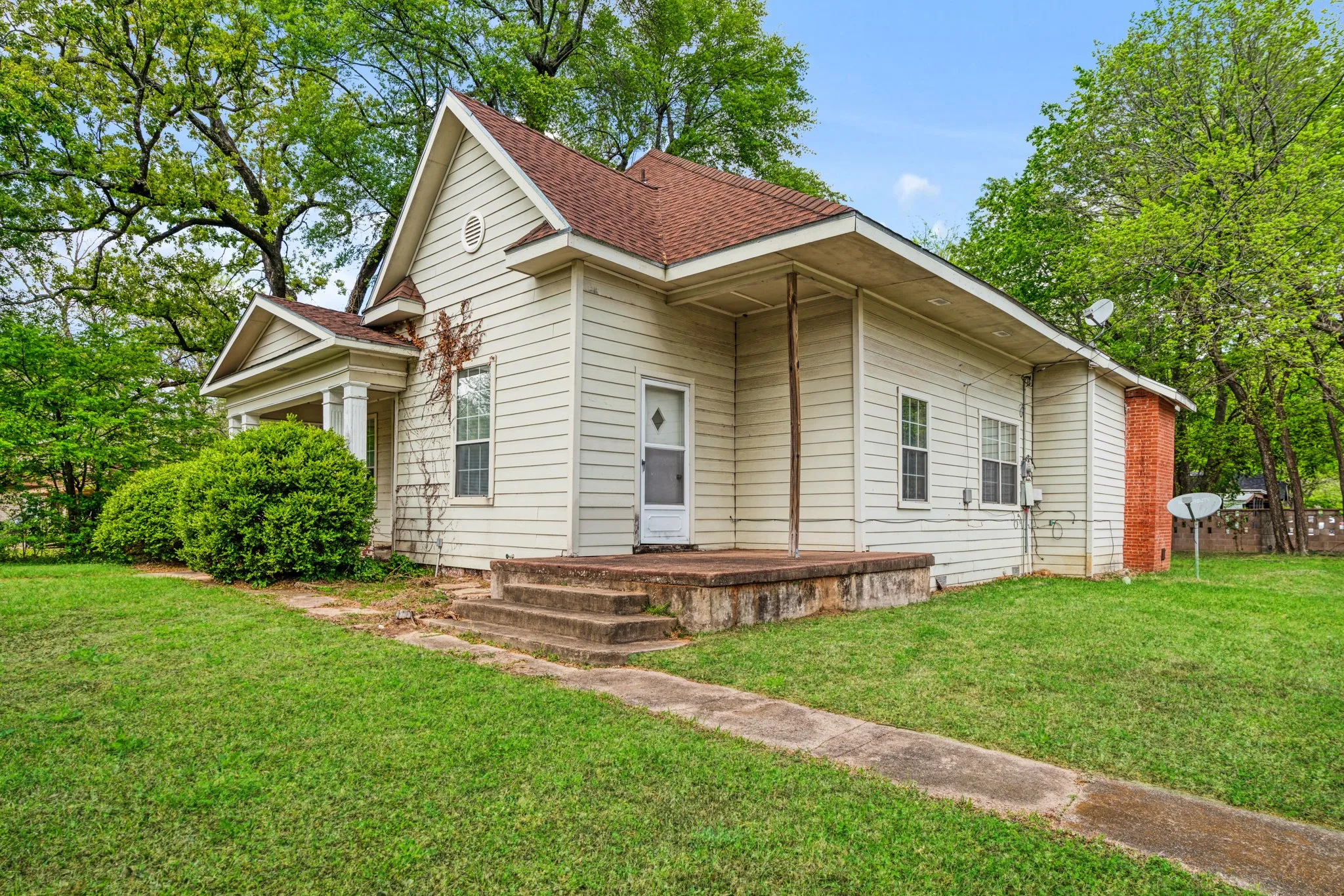 Single Family Residence For Sale in Lamar County , 1363 Pine Bluff Street, Paris, Texas 75460, 3 Bedroom, 2 Bathroom, 2 Garage spaces, 2,230 Sqft, built in 1950, mls#21405232, Real Estate Agent in Paris, Homes For Sale in Lamar county, Homes For Sale in Paris, Realtor in Paris Texas, Real Estate Brokerage Independent Realty Texas, Luminita Cordes Realtor