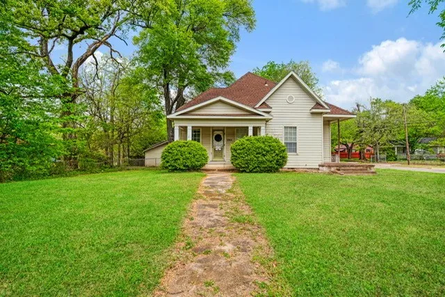 Single Family Residence For Sale in Lamar County , 1363 Pine Bluff Street, Paris, Texas 75460, 3 Bedroom, 2 Bathroom, 2 Garage spaces, 2,230 Sqft, built in 1950, mls#21405232, Real Estate Agent in Paris, Homes For Sale in Lamar county, Homes For Sale in Paris, Realtor in Paris Texas, Real Estate Brokerage Independent Realty Texas, Luminita Cordes Realtor