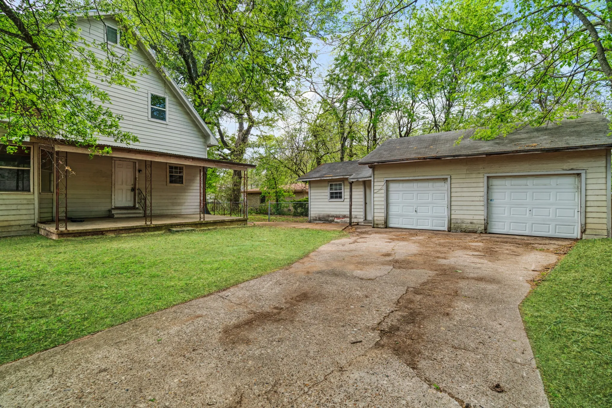 Single Family Residence For Sale in Lamar County , 1363 Pine Bluff Street, Paris, Texas 75460, 3 Bedroom, 2 Bathroom, 2 Garage spaces, 2,230 Sqft, built in 1950, mls#21405232, Real Estate Agent in Paris, Homes For Sale in Lamar county, Homes For Sale in Paris, Realtor in Paris Texas, Real Estate Brokerage Independent Realty Texas, Luminita Cordes Realtor
