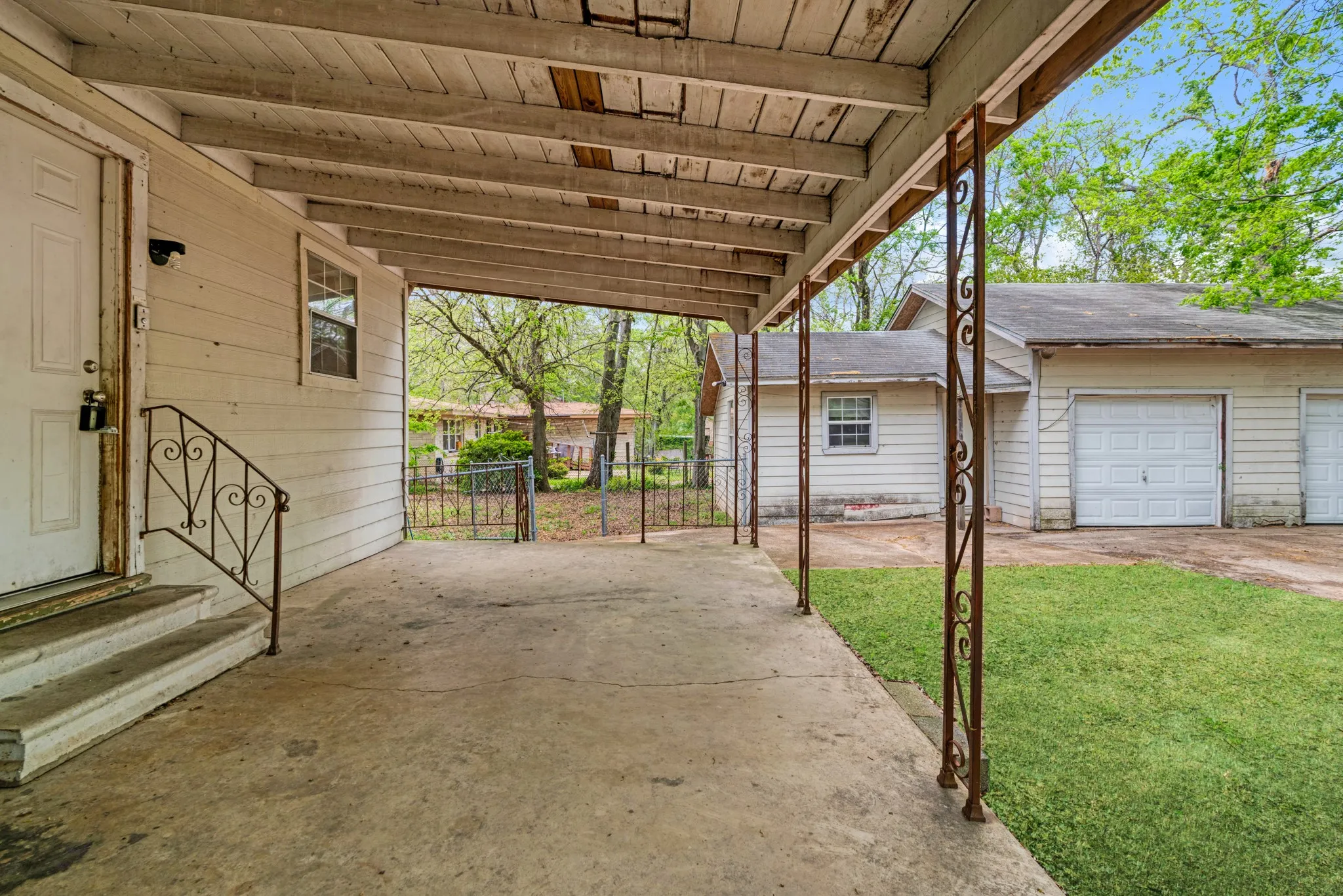Single Family Residence For Sale in Lamar County , 1363 Pine Bluff Street, Paris, Texas 75460, 3 Bedroom, 2 Bathroom, 2 Garage spaces, 2,230 Sqft, built in 1950, mls#21405232, Real Estate Agent in Paris, Homes For Sale in Lamar county, Homes For Sale in Paris, Realtor in Paris Texas, Real Estate Brokerage Independent Realty Texas, Luminita Cordes Realtor