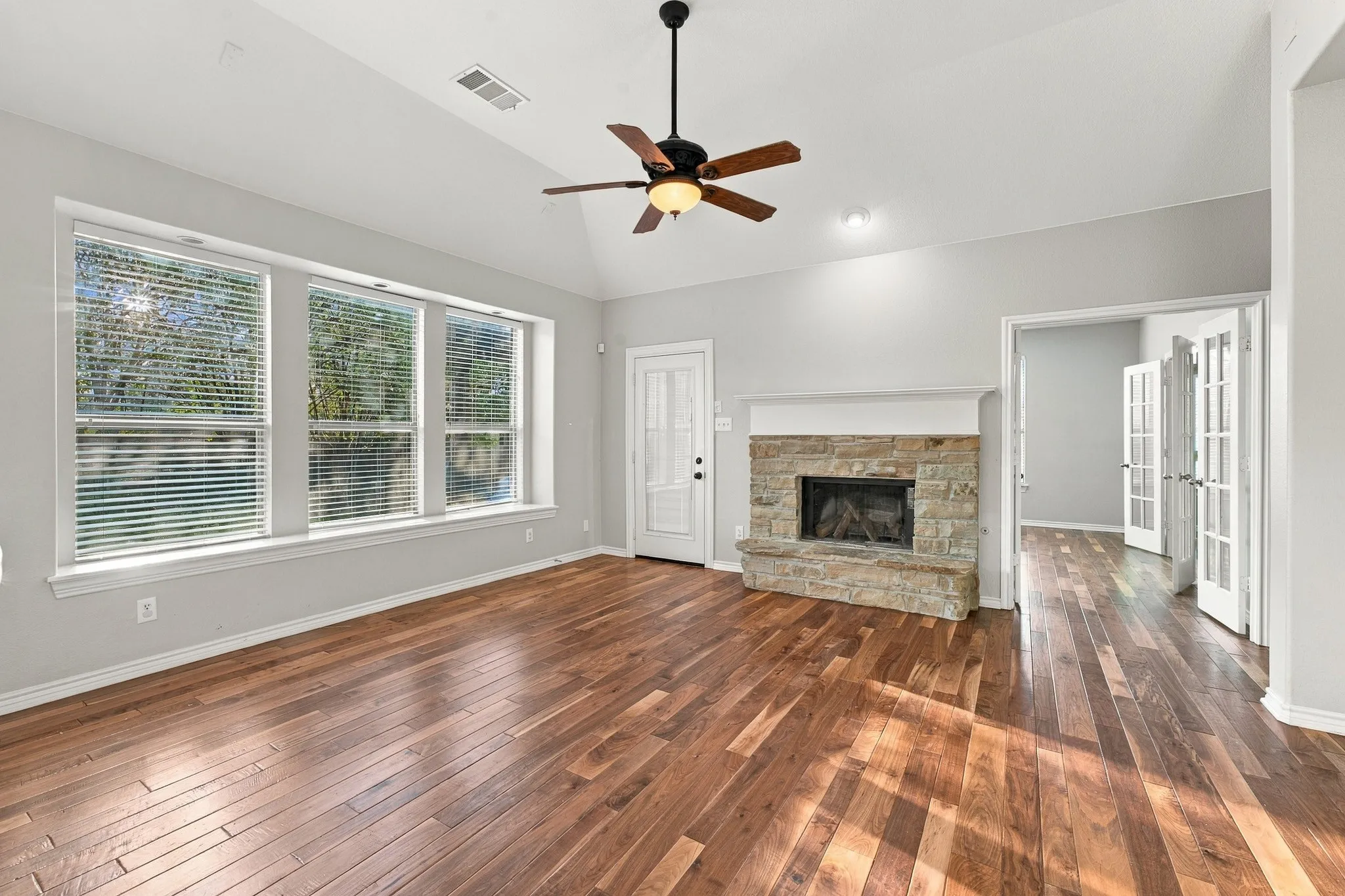 Single Family Residence For Sale in Tarrant County , 3520 Welsh Court, Fort Worth, Texas 76244, 3 Bedroom, 2 Bathroom, 2 Garage spaces, 1,977 Sqft, built in 2007, mls#21403902, Real Estate Agent in Fort Worth, Homes For Sale in Tarrant county, Homes For Sale in Fort Worth, Realtor in Fort Worth Texas, Real Estate Brokerage Independent Realty Texas, Luminita Cordes Realtor