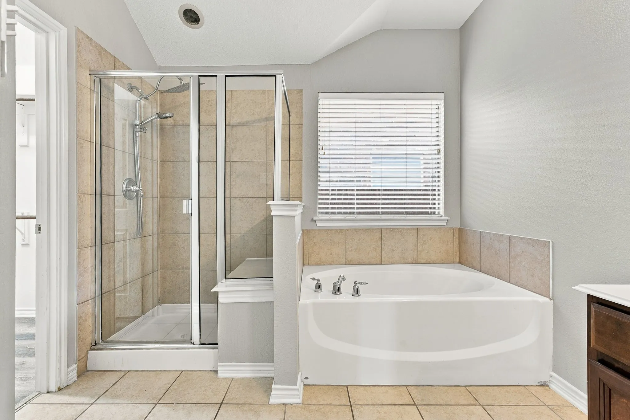 Single Family Residence For Sale in Tarrant County , 3520 Welsh Court, Fort Worth, Texas 76244, 3 Bedroom, 2 Bathroom, 2 Garage spaces, 1,977 Sqft, built in 2007, mls#21403902, Real Estate Agent in Fort Worth, Homes For Sale in Tarrant county, Homes For Sale in Fort Worth, Realtor in Fort Worth Texas, Real Estate Brokerage Independent Realty Texas, Luminita Cordes Realtor