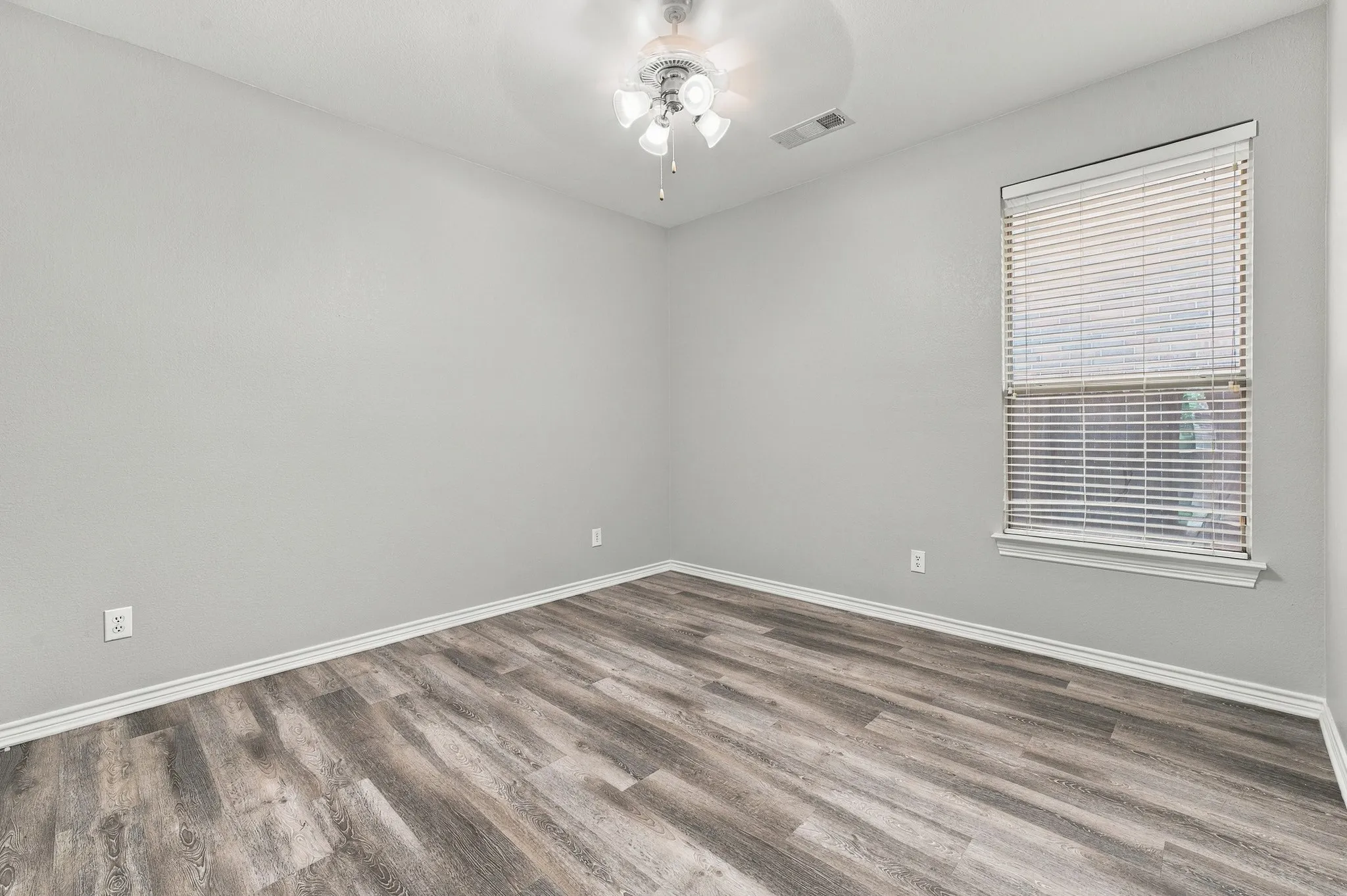 Single Family Residence For Sale in Tarrant County , 3520 Welsh Court, Fort Worth, Texas 76244, 3 Bedroom, 2 Bathroom, 2 Garage spaces, 1,977 Sqft, built in 2007, mls#21403902, Real Estate Agent in Fort Worth, Homes For Sale in Tarrant county, Homes For Sale in Fort Worth, Realtor in Fort Worth Texas, Real Estate Brokerage Independent Realty Texas, Luminita Cordes Realtor