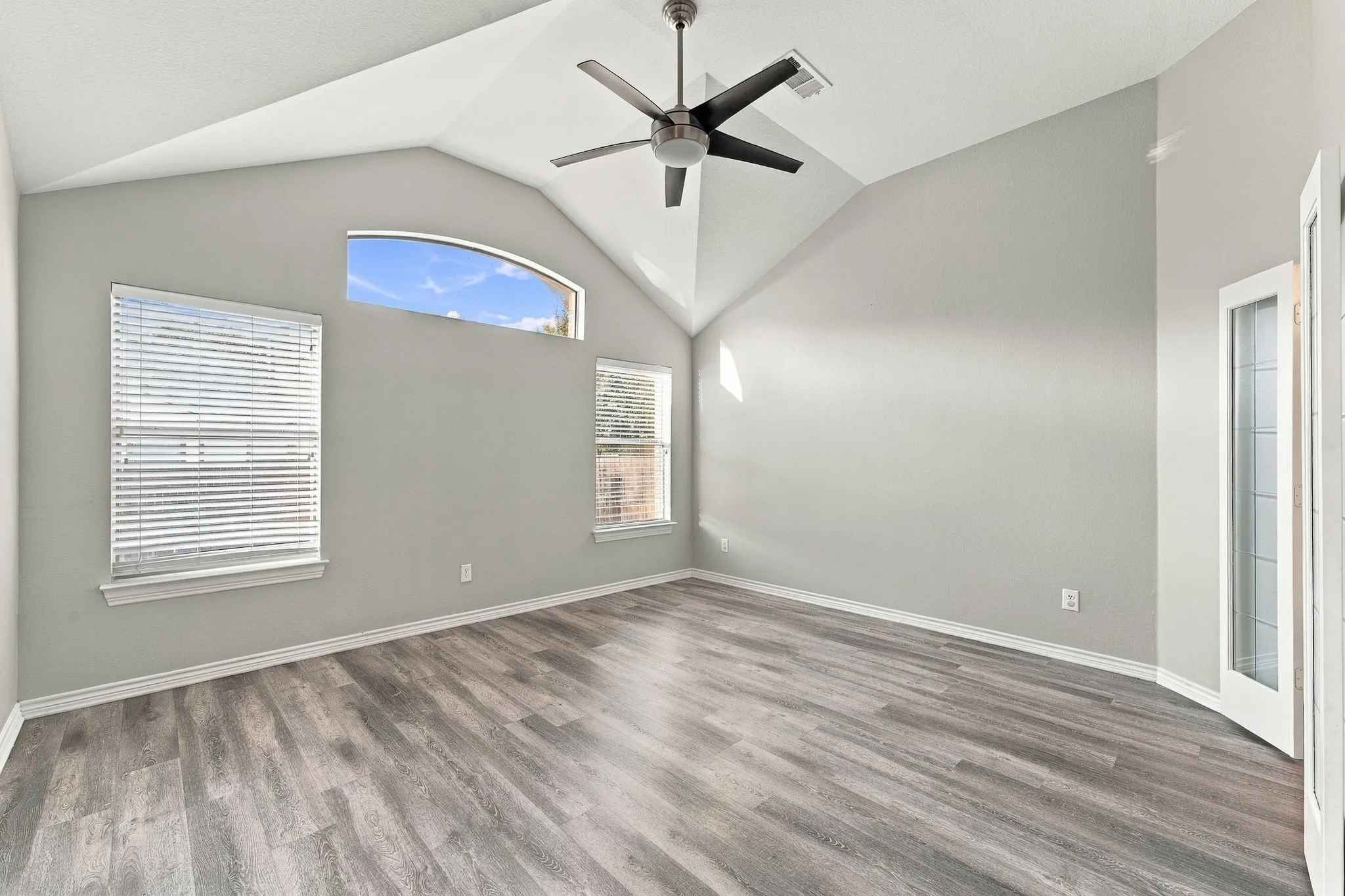 Single Family Residence For Sale in Tarrant County , 3520 Welsh Court, Fort Worth, Texas 76244, 3 Bedroom, 2 Bathroom, 2 Garage spaces, 1,977 Sqft, built in 2007, mls#21403902, Real Estate Agent in Fort Worth, Homes For Sale in Tarrant county, Homes For Sale in Fort Worth, Realtor in Fort Worth Texas, Real Estate Brokerage Independent Realty Texas, Luminita Cordes Realtor
