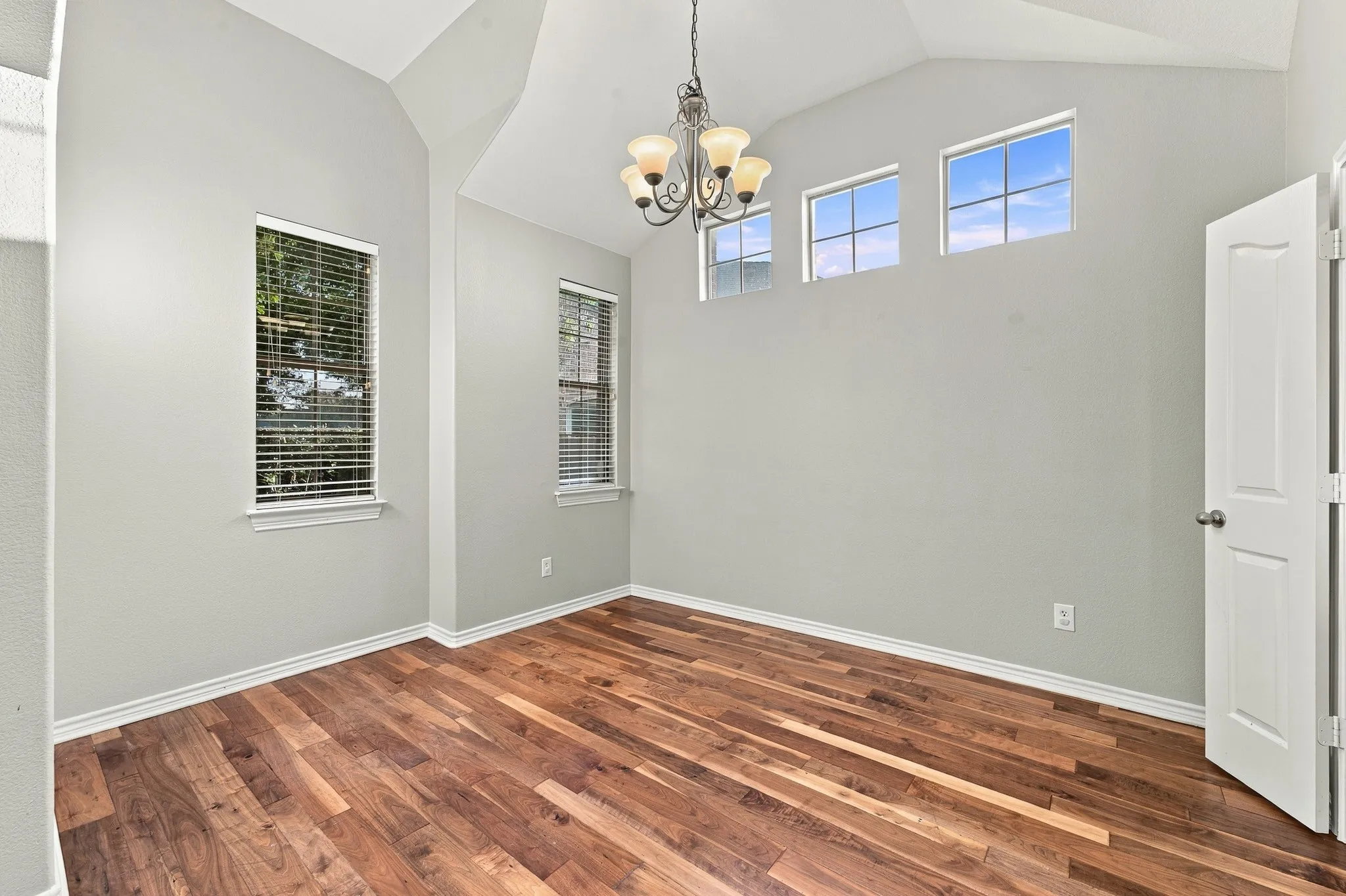 Single Family Residence For Sale in Tarrant County , 3520 Welsh Court, Fort Worth, Texas 76244, 3 Bedroom, 2 Bathroom, 2 Garage spaces, 1,977 Sqft, built in 2007, mls#21403902, Real Estate Agent in Fort Worth, Homes For Sale in Tarrant county, Homes For Sale in Fort Worth, Realtor in Fort Worth Texas, Real Estate Brokerage Independent Realty Texas, Luminita Cordes Realtor