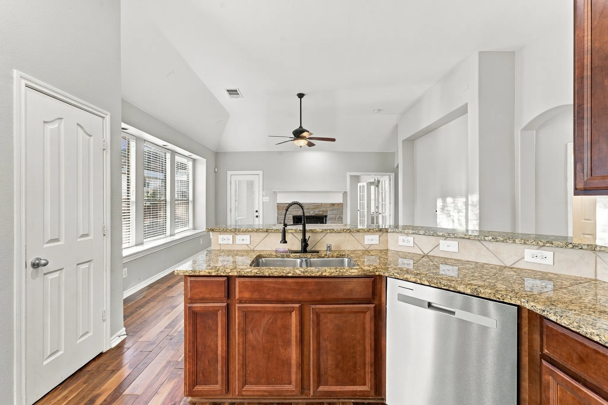 Single Family Residence For Sale in Tarrant County , 3520 Welsh Court, Fort Worth, Texas 76244, 3 Bedroom, 2 Bathroom, 2 Garage spaces, 1,977 Sqft, built in 2007, mls#21403902, Real Estate Agent in Fort Worth, Homes For Sale in Tarrant county, Homes For Sale in Fort Worth, Realtor in Fort Worth Texas, Real Estate Brokerage Independent Realty Texas, Luminita Cordes Realtor