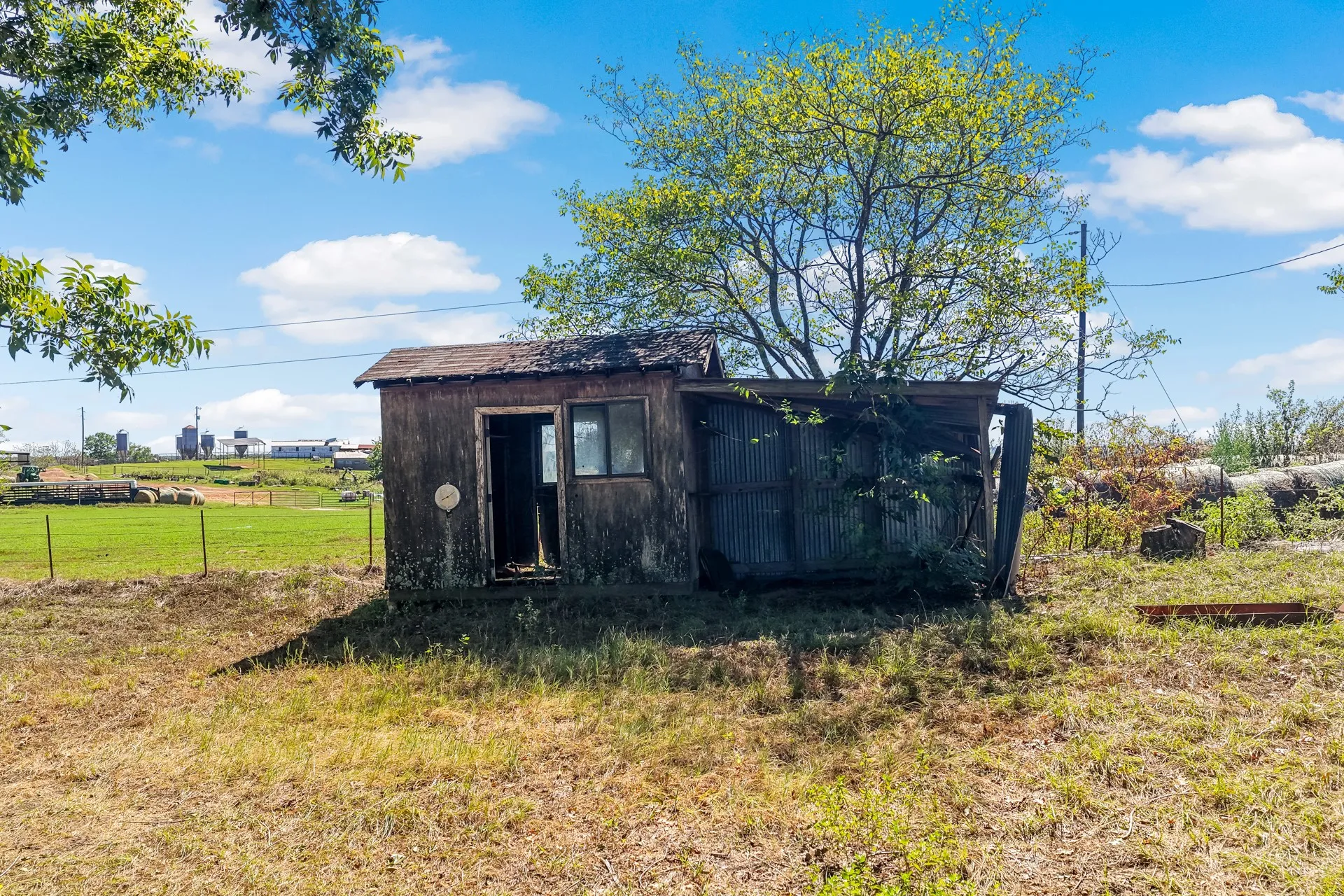 Single Family Residence For Sale in Upshur County , 6157 Fm 556, Gilmer, Texas 75644, 3 Bedroom, 1 Bathroom, Garage spaces, 1,690 Sqft, built in 1996, mls#21405233, Real Estate Agent in Gilmer, Homes For Sale in Upshur county, Homes For Sale in Gilmer, Realtor in Gilmer Texas, Real Estate Brokerage Independent Realty Texas, Luminita Cordes Realtor