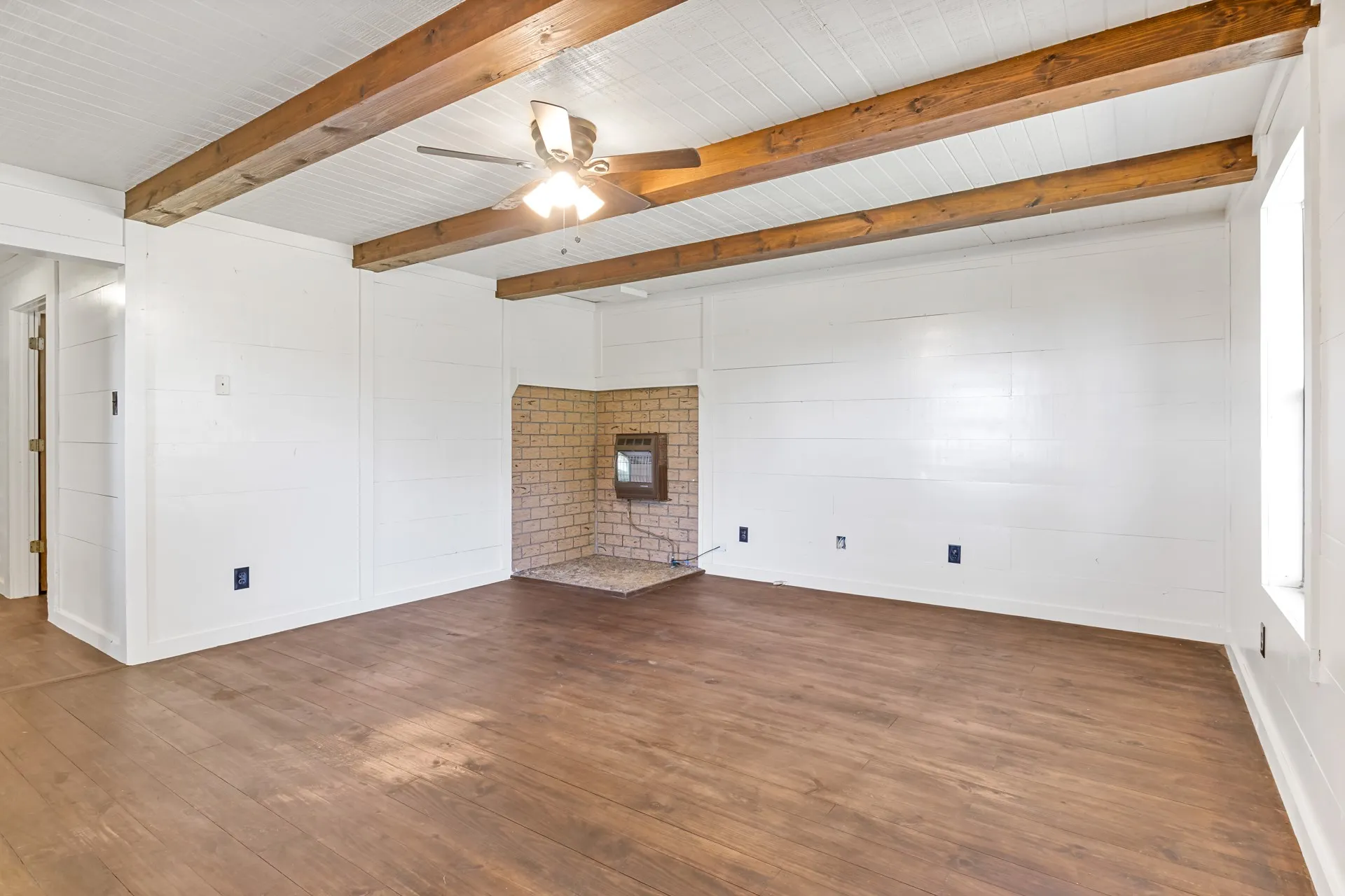 Single Family Residence For Sale in Upshur County , 6157 Fm 556, Gilmer, Texas 75644, 3 Bedroom, 1 Bathroom, Garage spaces, 1,690 Sqft, built in 1996, mls#21405233, Real Estate Agent in Gilmer, Homes For Sale in Upshur county, Homes For Sale in Gilmer, Realtor in Gilmer Texas, Real Estate Brokerage Independent Realty Texas, Luminita Cordes Realtor