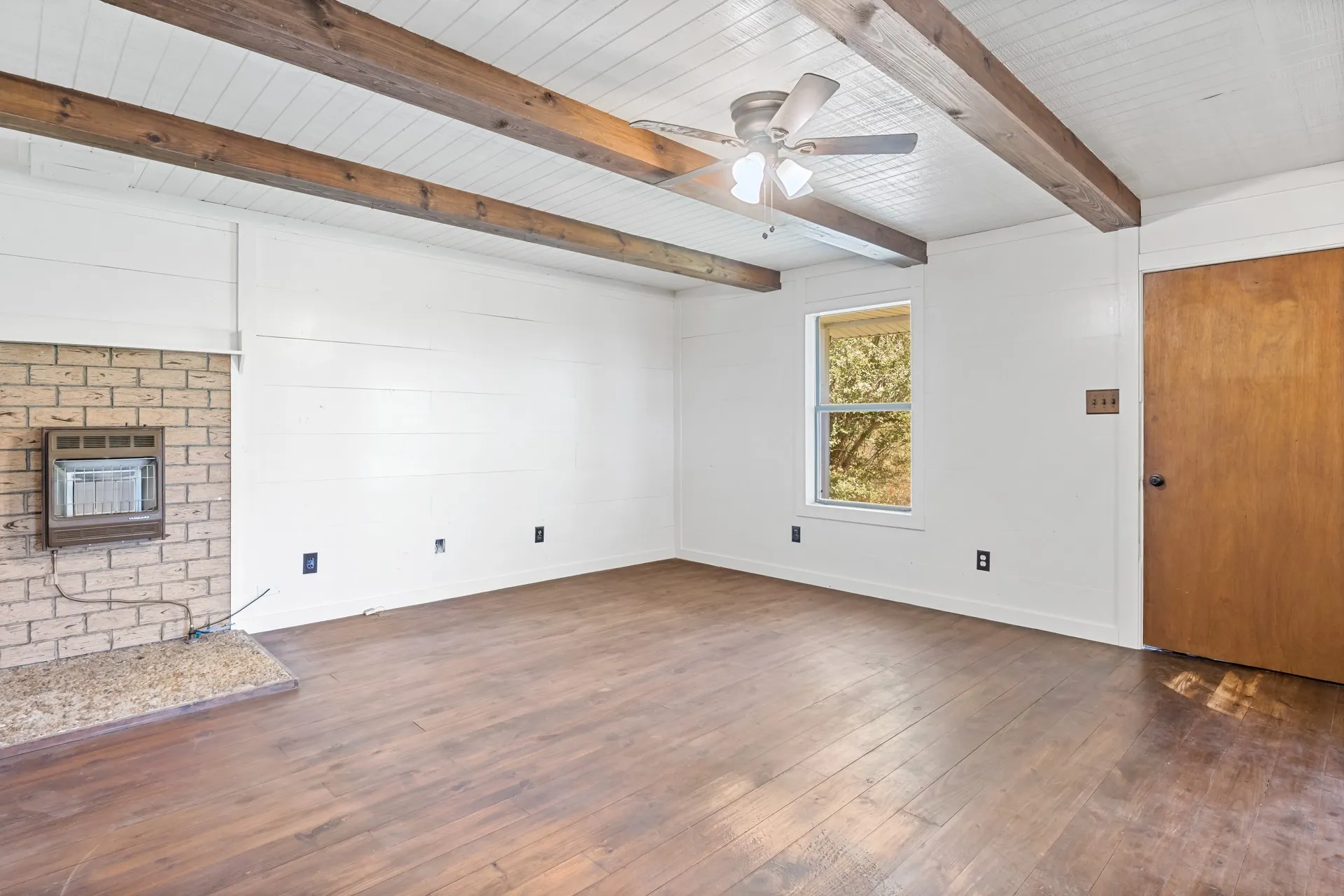 Single Family Residence For Sale in Upshur County , 6157 Fm 556, Gilmer, Texas 75644, 3 Bedroom, 1 Bathroom, Garage spaces, 1,690 Sqft, built in 1996, mls#21405233, Real Estate Agent in Gilmer, Homes For Sale in Upshur county, Homes For Sale in Gilmer, Realtor in Gilmer Texas, Real Estate Brokerage Independent Realty Texas, Luminita Cordes Realtor