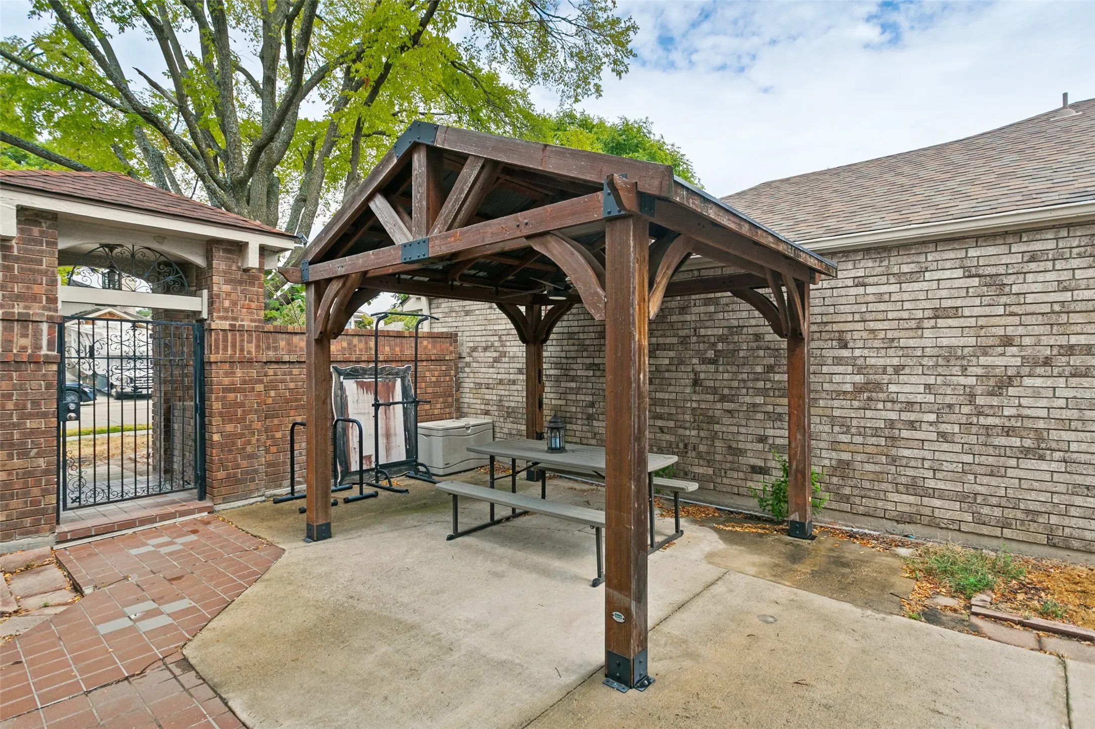 Single Family Residence For Sale in Collin County , 3908 Denham Way, Plano, Texas 75023, 4 Bedroom, 3 Bathroom, 2 Garage spaces, 2,637 Sqft, built in 1984, mls#21405245, Real Estate Agent in Plano, Homes For Sale in Collin county, Homes For Sale in Plano, Realtor in Plano Texas, Real Estate Brokerage Independent Realty Texas, Luminita Cordes Realtor