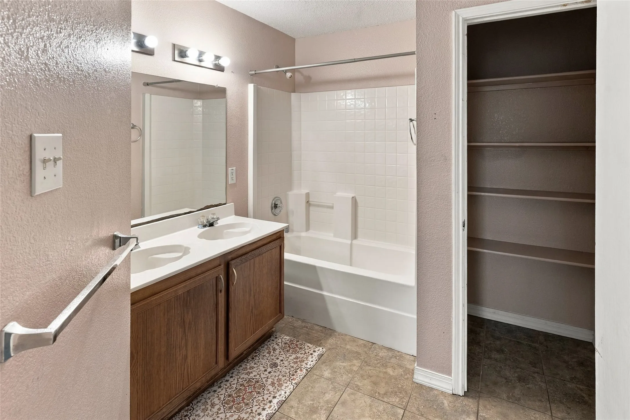 Single Family Residence For Sale in Tarrant County , 5313 Temecula Road, Fort Worth, Texas 76244, 4 Bedroom, 2 Bathroom, 2 Garage spaces, 2,080 Sqft, built in 2003, mls#21405246, Real Estate Agent in Fort Worth, Homes For Sale in Tarrant county, Homes For Sale in Fort Worth, Realtor in Fort Worth Texas, Real Estate Brokerage Independent Realty Texas, Luminita Cordes Realtor