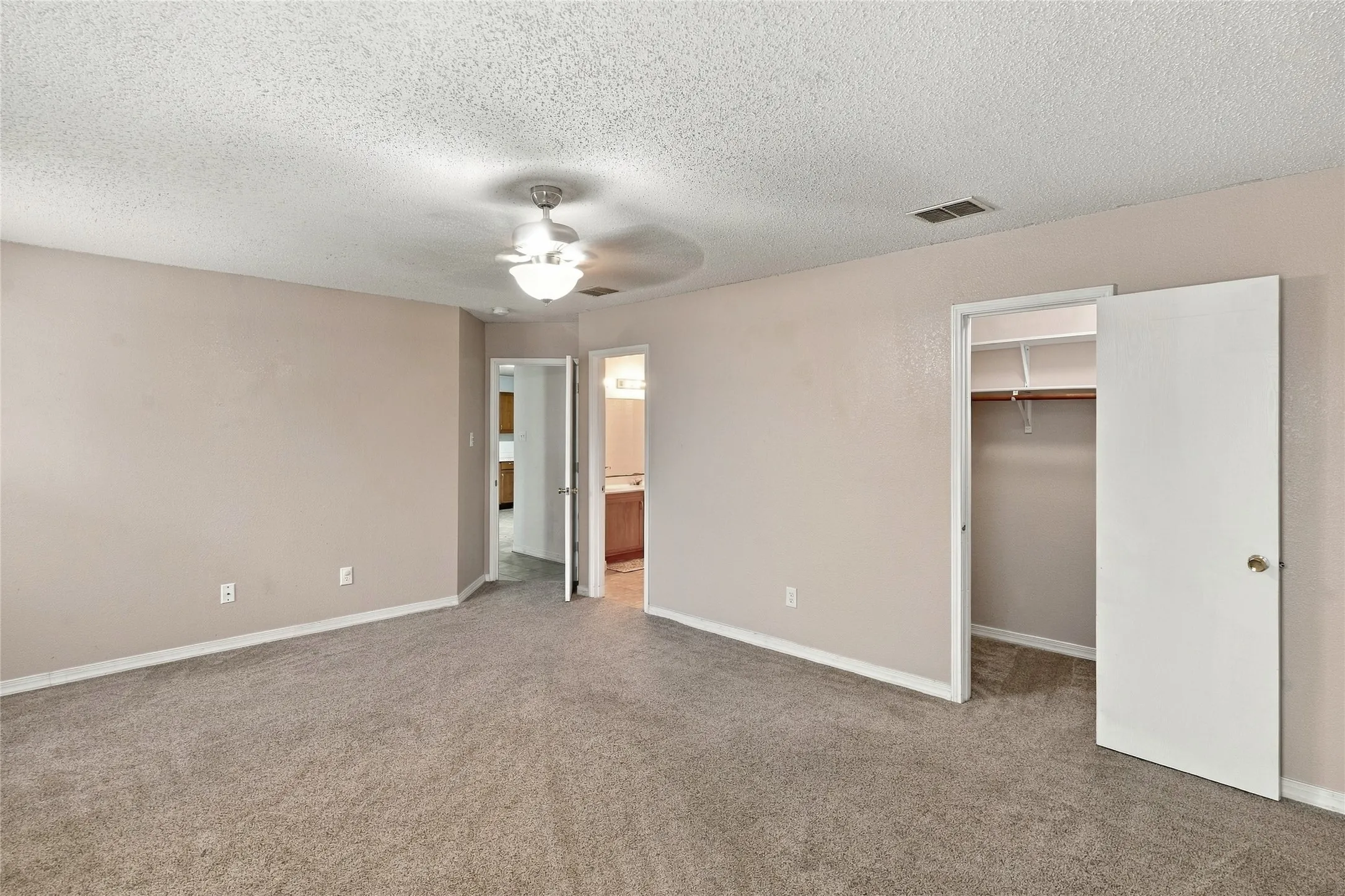 Single Family Residence For Sale in Tarrant County , 5313 Temecula Road, Fort Worth, Texas 76244, 4 Bedroom, 2 Bathroom, 2 Garage spaces, 2,080 Sqft, built in 2003, mls#21405246, Real Estate Agent in Fort Worth, Homes For Sale in Tarrant county, Homes For Sale in Fort Worth, Realtor in Fort Worth Texas, Real Estate Brokerage Independent Realty Texas, Luminita Cordes Realtor