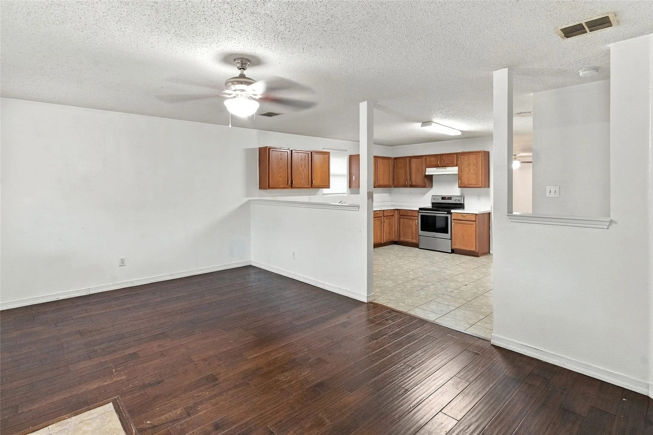 Single Family Residence For Sale in Tarrant County , 5313 Temecula Road, Fort Worth, Texas 76244, 4 Bedroom, 2 Bathroom, 2 Garage spaces, 2,080 Sqft, built in 2003, mls#21405246, Real Estate Agent in Fort Worth, Homes For Sale in Tarrant county, Homes For Sale in Fort Worth, Realtor in Fort Worth Texas, Real Estate Brokerage Independent Realty Texas, Luminita Cordes Realtor