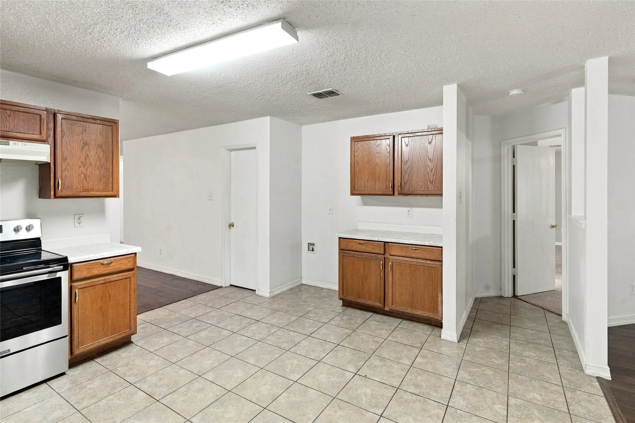 Single Family Residence For Sale in Tarrant County , 5313 Temecula Road, Fort Worth, Texas 76244, 4 Bedroom, 2 Bathroom, 2 Garage spaces, 2,080 Sqft, built in 2003, mls#21405246, Real Estate Agent in Fort Worth, Homes For Sale in Tarrant county, Homes For Sale in Fort Worth, Realtor in Fort Worth Texas, Real Estate Brokerage Independent Realty Texas, Luminita Cordes Realtor