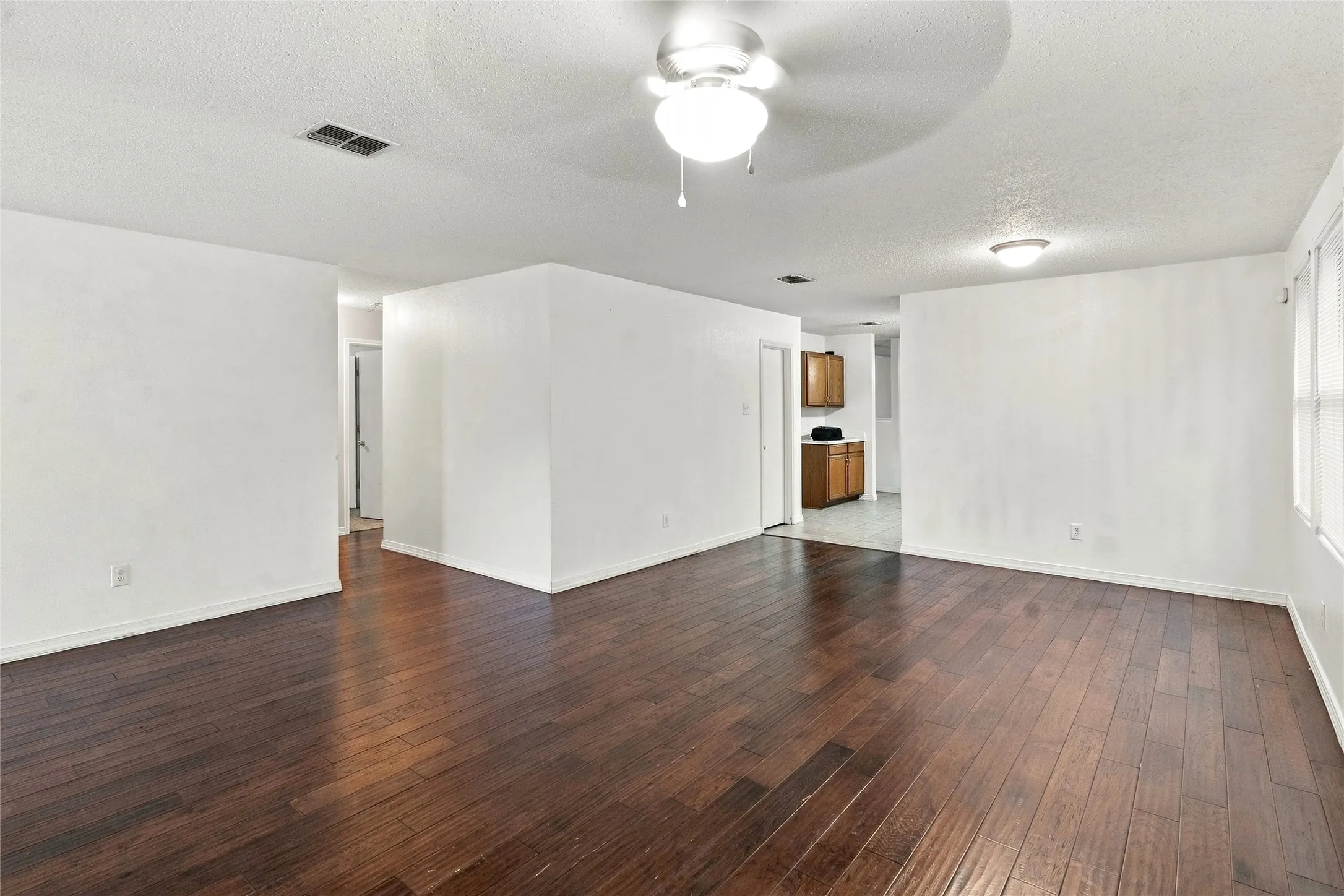 Single Family Residence For Sale in Tarrant County , 5313 Temecula Road, Fort Worth, Texas 76244, 4 Bedroom, 2 Bathroom, 2 Garage spaces, 2,080 Sqft, built in 2003, mls#21405246, Real Estate Agent in Fort Worth, Homes For Sale in Tarrant county, Homes For Sale in Fort Worth, Realtor in Fort Worth Texas, Real Estate Brokerage Independent Realty Texas, Luminita Cordes Realtor