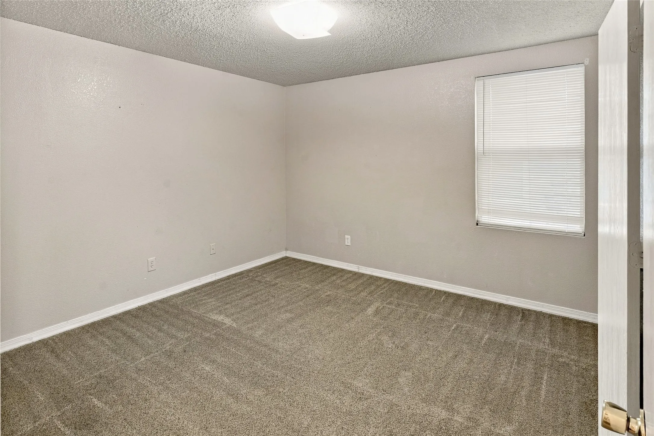 Single Family Residence For Sale in Tarrant County , 5313 Temecula Road, Fort Worth, Texas 76244, 4 Bedroom, 2 Bathroom, 2 Garage spaces, 2,080 Sqft, built in 2003, mls#21405246, Real Estate Agent in Fort Worth, Homes For Sale in Tarrant county, Homes For Sale in Fort Worth, Realtor in Fort Worth Texas, Real Estate Brokerage Independent Realty Texas, Luminita Cordes Realtor
