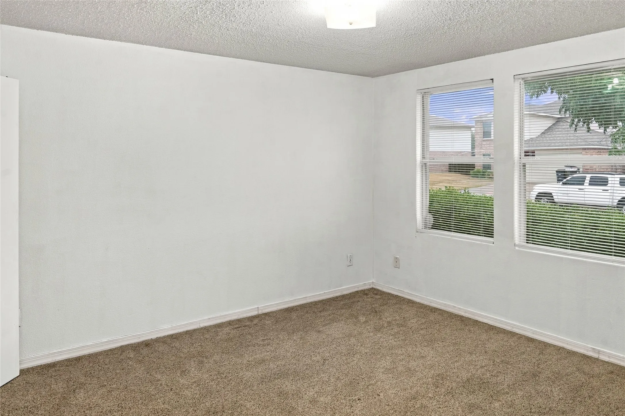 Single Family Residence For Sale in Tarrant County , 5313 Temecula Road, Fort Worth, Texas 76244, 4 Bedroom, 2 Bathroom, 2 Garage spaces, 2,080 Sqft, built in 2003, mls#21405246, Real Estate Agent in Fort Worth, Homes For Sale in Tarrant county, Homes For Sale in Fort Worth, Realtor in Fort Worth Texas, Real Estate Brokerage Independent Realty Texas, Luminita Cordes Realtor