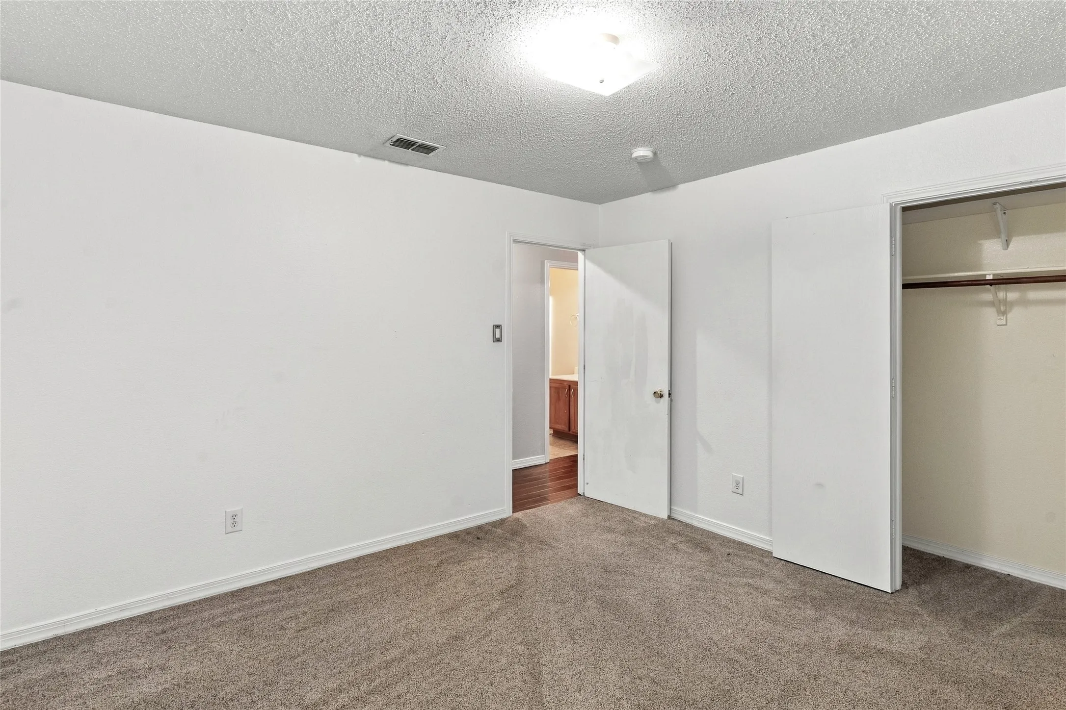 Single Family Residence For Sale in Tarrant County , 5313 Temecula Road, Fort Worth, Texas 76244, 4 Bedroom, 2 Bathroom, 2 Garage spaces, 2,080 Sqft, built in 2003, mls#21405246, Real Estate Agent in Fort Worth, Homes For Sale in Tarrant county, Homes For Sale in Fort Worth, Realtor in Fort Worth Texas, Real Estate Brokerage Independent Realty Texas, Luminita Cordes Realtor