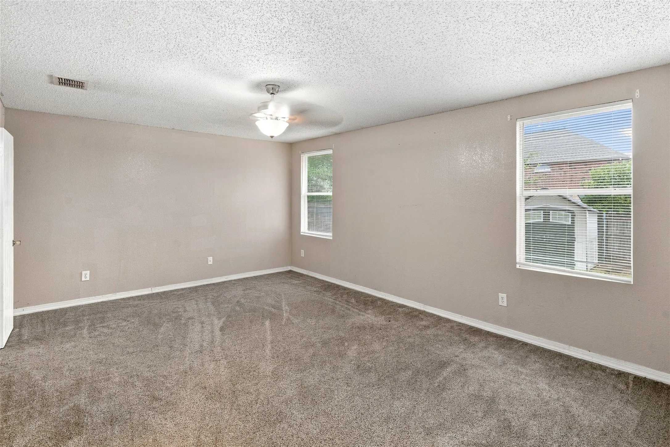 Single Family Residence For Sale in Tarrant County , 5313 Temecula Road, Fort Worth, Texas 76244, 4 Bedroom, 2 Bathroom, 2 Garage spaces, 2,080 Sqft, built in 2003, mls#21405246, Real Estate Agent in Fort Worth, Homes For Sale in Tarrant county, Homes For Sale in Fort Worth, Realtor in Fort Worth Texas, Real Estate Brokerage Independent Realty Texas, Luminita Cordes Realtor