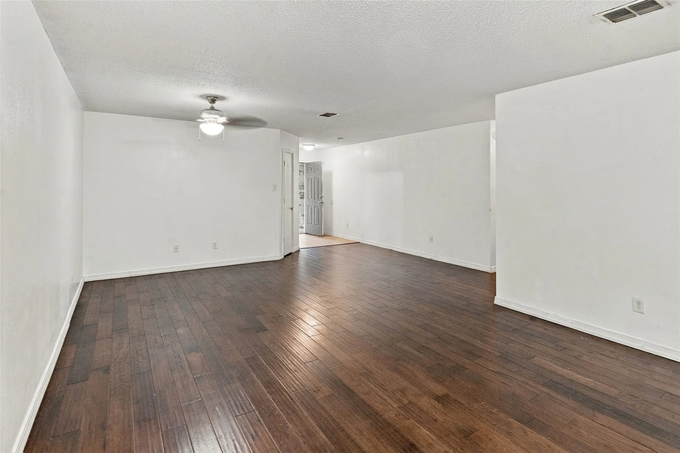 Single Family Residence For Sale in Tarrant County , 5313 Temecula Road, Fort Worth, Texas 76244, 4 Bedroom, 2 Bathroom, 2 Garage spaces, 2,080 Sqft, built in 2003, mls#21405246, Real Estate Agent in Fort Worth, Homes For Sale in Tarrant county, Homes For Sale in Fort Worth, Realtor in Fort Worth Texas, Real Estate Brokerage Independent Realty Texas, Luminita Cordes Realtor