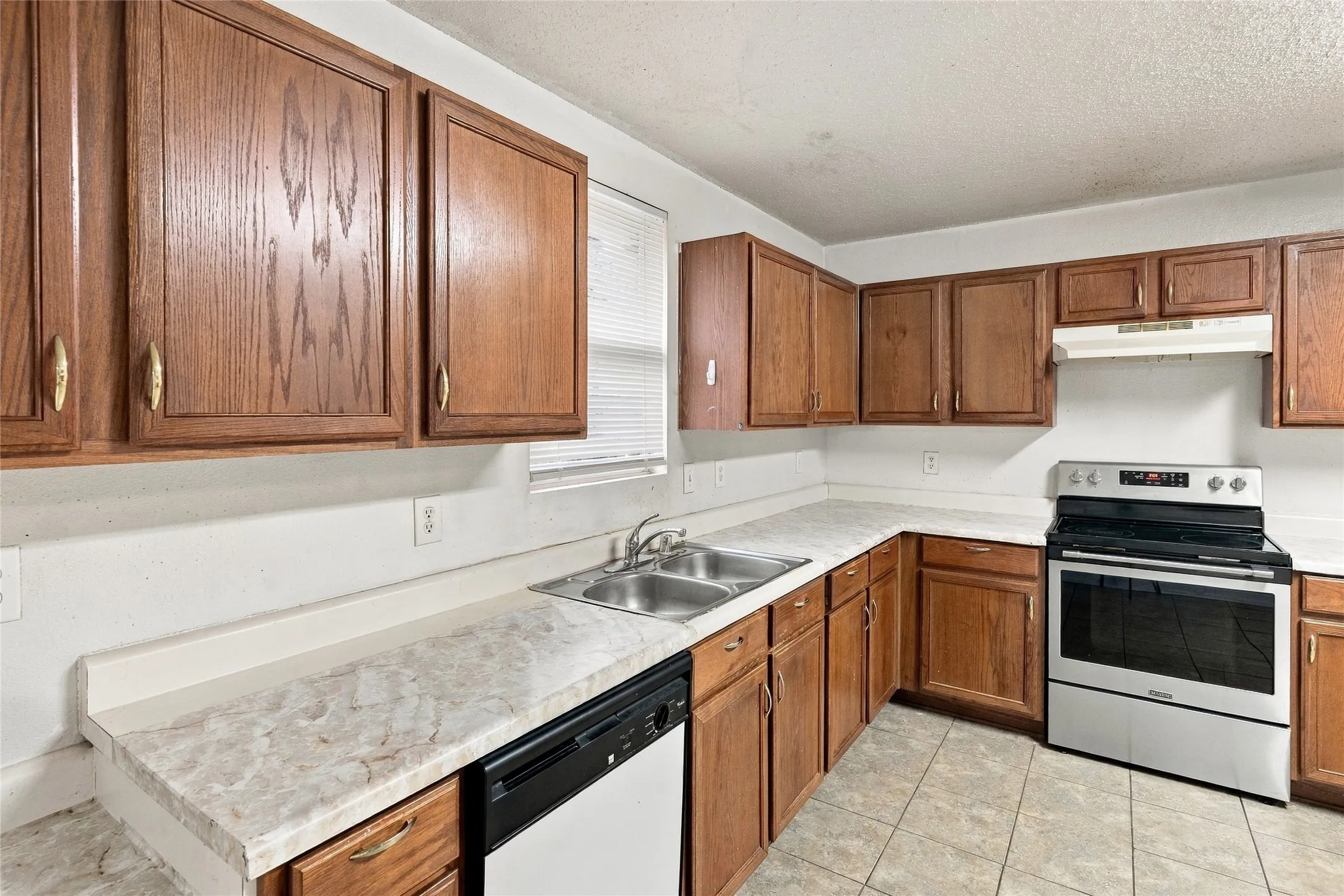 Single Family Residence For Sale in Tarrant County , 5313 Temecula Road, Fort Worth, Texas 76244, 4 Bedroom, 2 Bathroom, 2 Garage spaces, 2,080 Sqft, built in 2003, mls#21405246, Real Estate Agent in Fort Worth, Homes For Sale in Tarrant county, Homes For Sale in Fort Worth, Realtor in Fort Worth Texas, Real Estate Brokerage Independent Realty Texas, Luminita Cordes Realtor