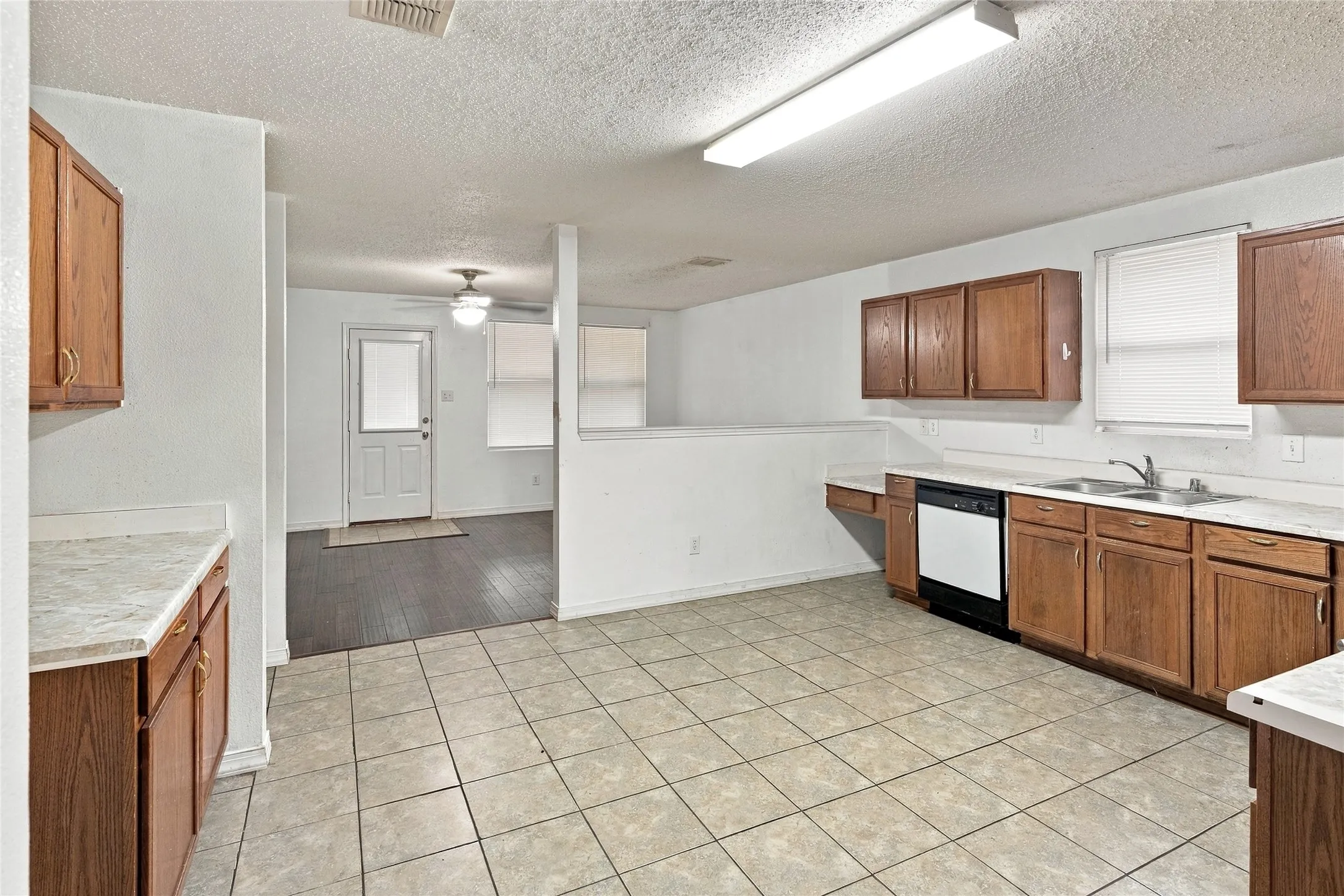 Single Family Residence For Sale in Tarrant County , 5313 Temecula Road, Fort Worth, Texas 76244, 4 Bedroom, 2 Bathroom, 2 Garage spaces, 2,080 Sqft, built in 2003, mls#21405246, Real Estate Agent in Fort Worth, Homes For Sale in Tarrant county, Homes For Sale in Fort Worth, Realtor in Fort Worth Texas, Real Estate Brokerage Independent Realty Texas, Luminita Cordes Realtor