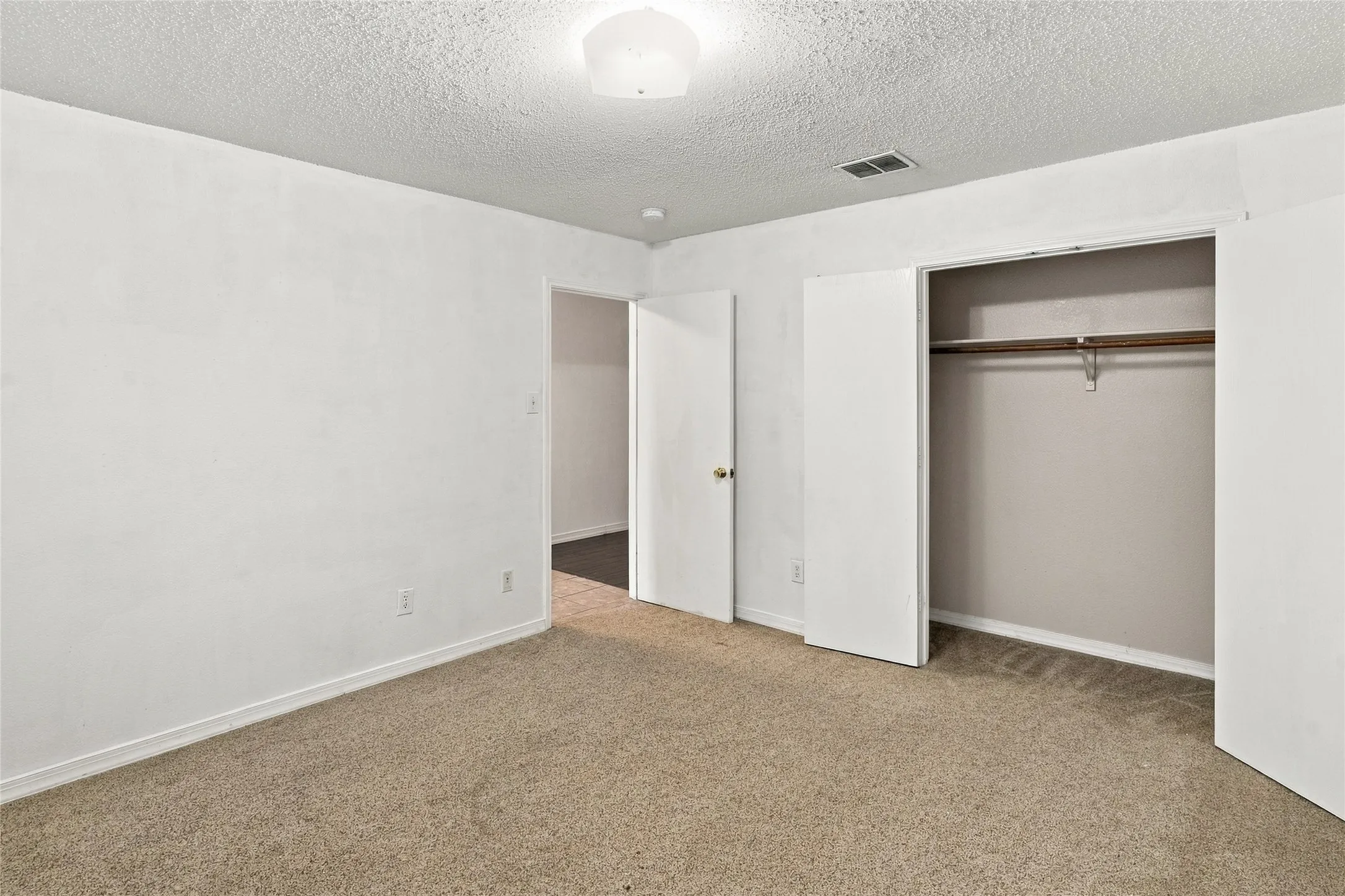 Single Family Residence For Sale in Tarrant County , 5313 Temecula Road, Fort Worth, Texas 76244, 4 Bedroom, 2 Bathroom, 2 Garage spaces, 2,080 Sqft, built in 2003, mls#21405246, Real Estate Agent in Fort Worth, Homes For Sale in Tarrant county, Homes For Sale in Fort Worth, Realtor in Fort Worth Texas, Real Estate Brokerage Independent Realty Texas, Luminita Cordes Realtor