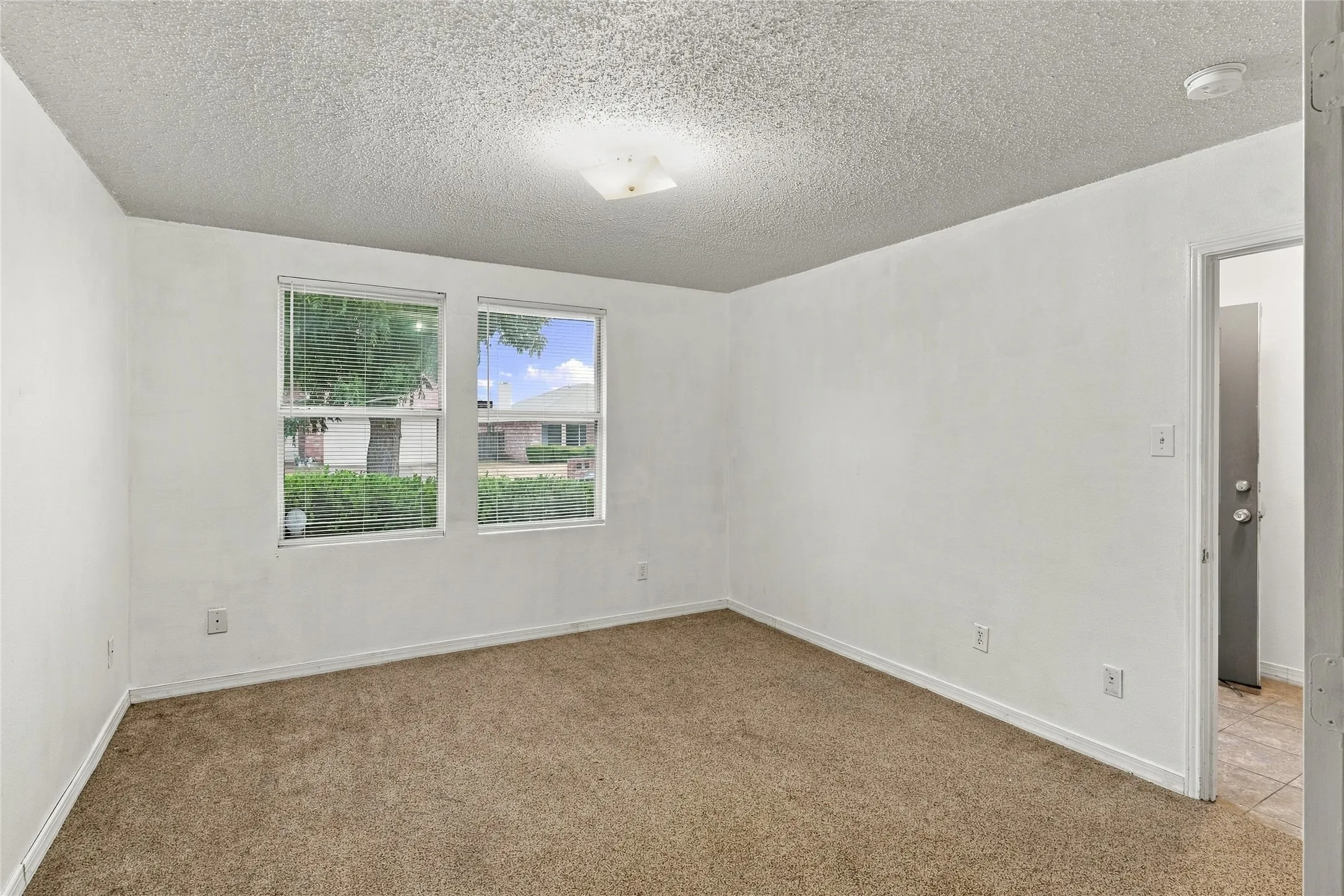 Single Family Residence For Sale in Tarrant County , 5313 Temecula Road, Fort Worth, Texas 76244, 4 Bedroom, 2 Bathroom, 2 Garage spaces, 2,080 Sqft, built in 2003, mls#21405246, Real Estate Agent in Fort Worth, Homes For Sale in Tarrant county, Homes For Sale in Fort Worth, Realtor in Fort Worth Texas, Real Estate Brokerage Independent Realty Texas, Luminita Cordes Realtor