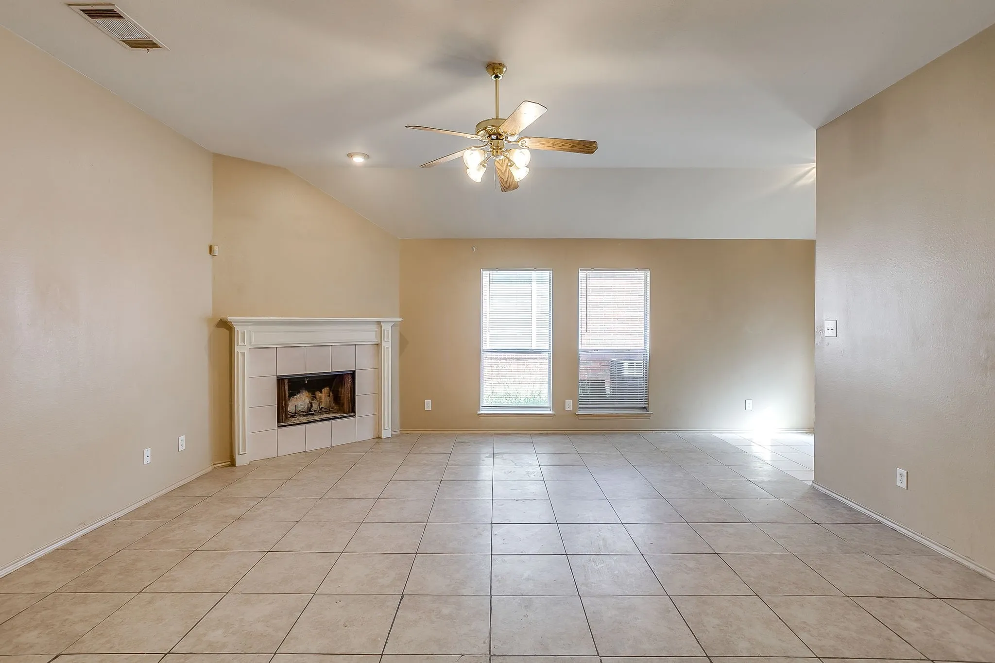 Single Family Residence For Sale in Dallas County , 1031 Gaynor Avenue, Duncanville, Texas 75137, 3 Bedroom, 2 Bathroom, 2 Garage spaces, 1,374 Sqft, built in 1995, mls#21405008, Real Estate Agent in Duncanville, Homes For Sale in Dallas county, Homes For Sale in Duncanville, Realtor in Duncanville Texas, Real Estate Brokerage Independent Realty Texas, Luminita Cordes Realtor