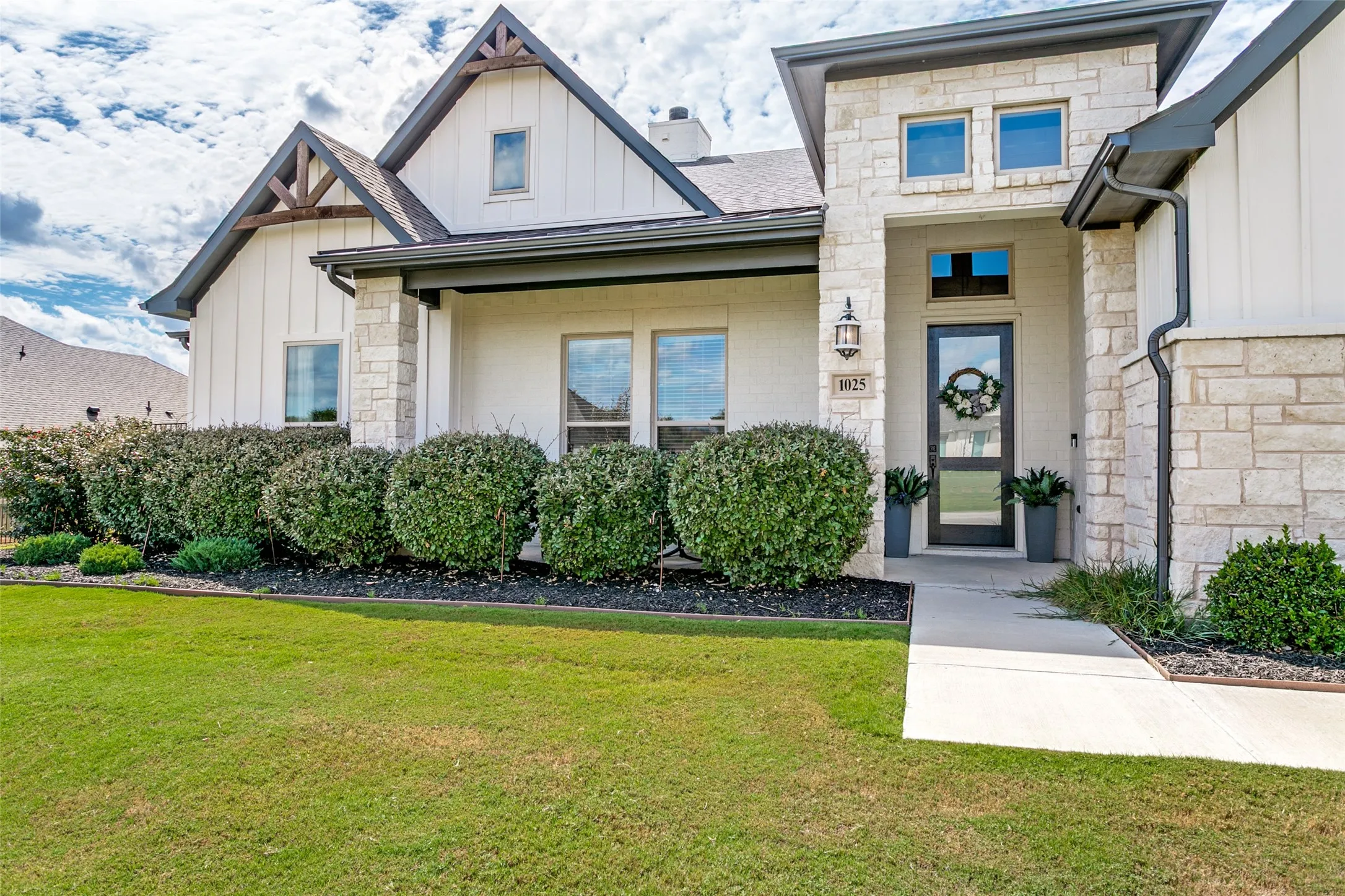 Single Family Residence For Rent in Parker County , 1025 Aledo Ridge Court, Fort Worth, Texas 76108, 5 Bedroom, 3 Bathroom, 3 Garage spaces, 3,221 Sqft, built in 2021, mls#21405248, Real Estate Agent in Fort Worth, Homes For Rent in Parker county, Homes For Rent in Fort Worth, Realtor in Fort Worth Texas, Real Estate Brokerage Independent Realty Texas, Luminita Cordes Realtor